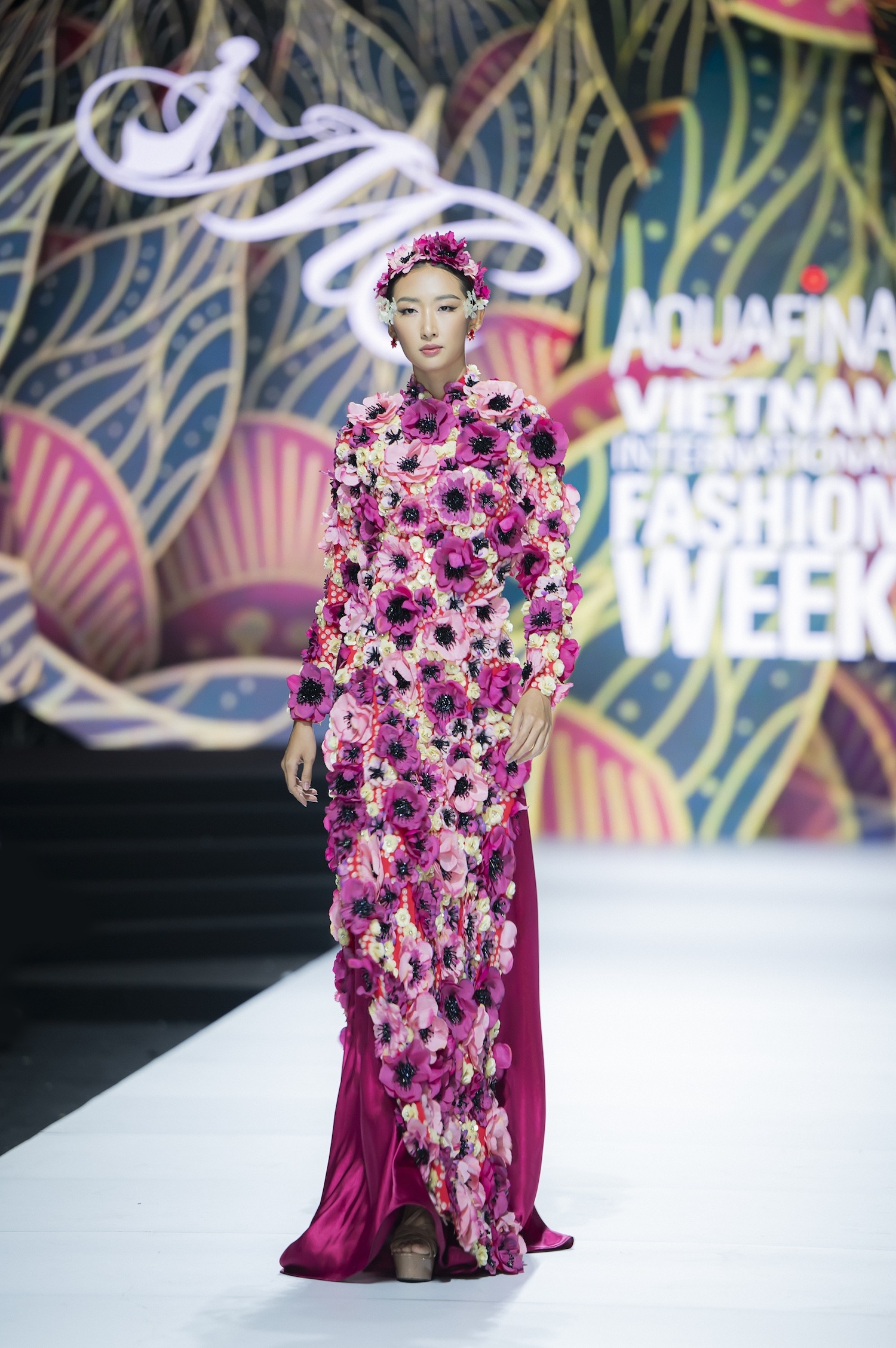 Khánh Vân - Minh Tú diện áo dài đọ sắc trên sàn diễn - Ảnh 2.