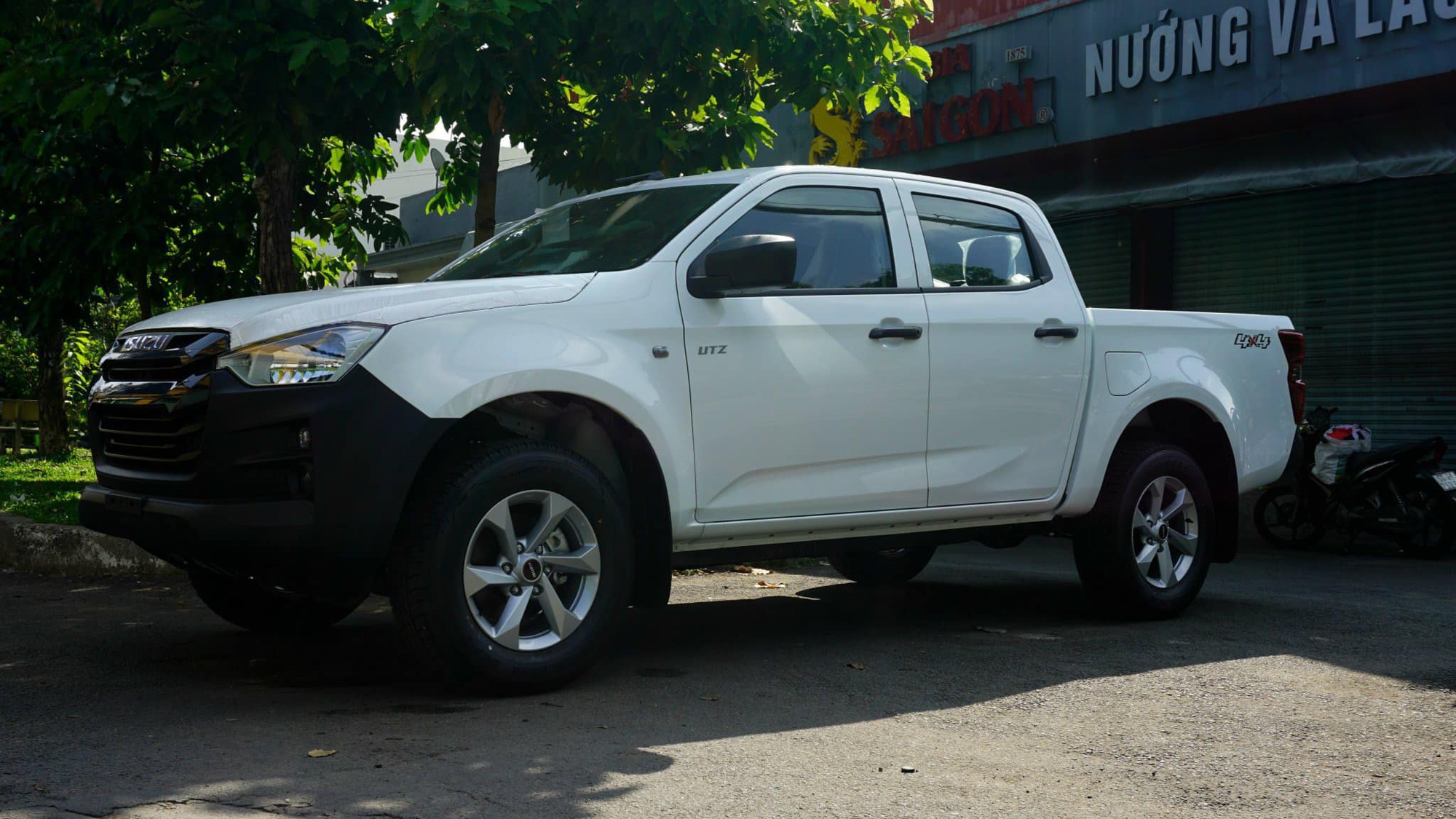 Isuzu D-Max UTZ số sàn, 2 cầu về Việt Nam có thoát 'ế'?   - Ảnh 1.