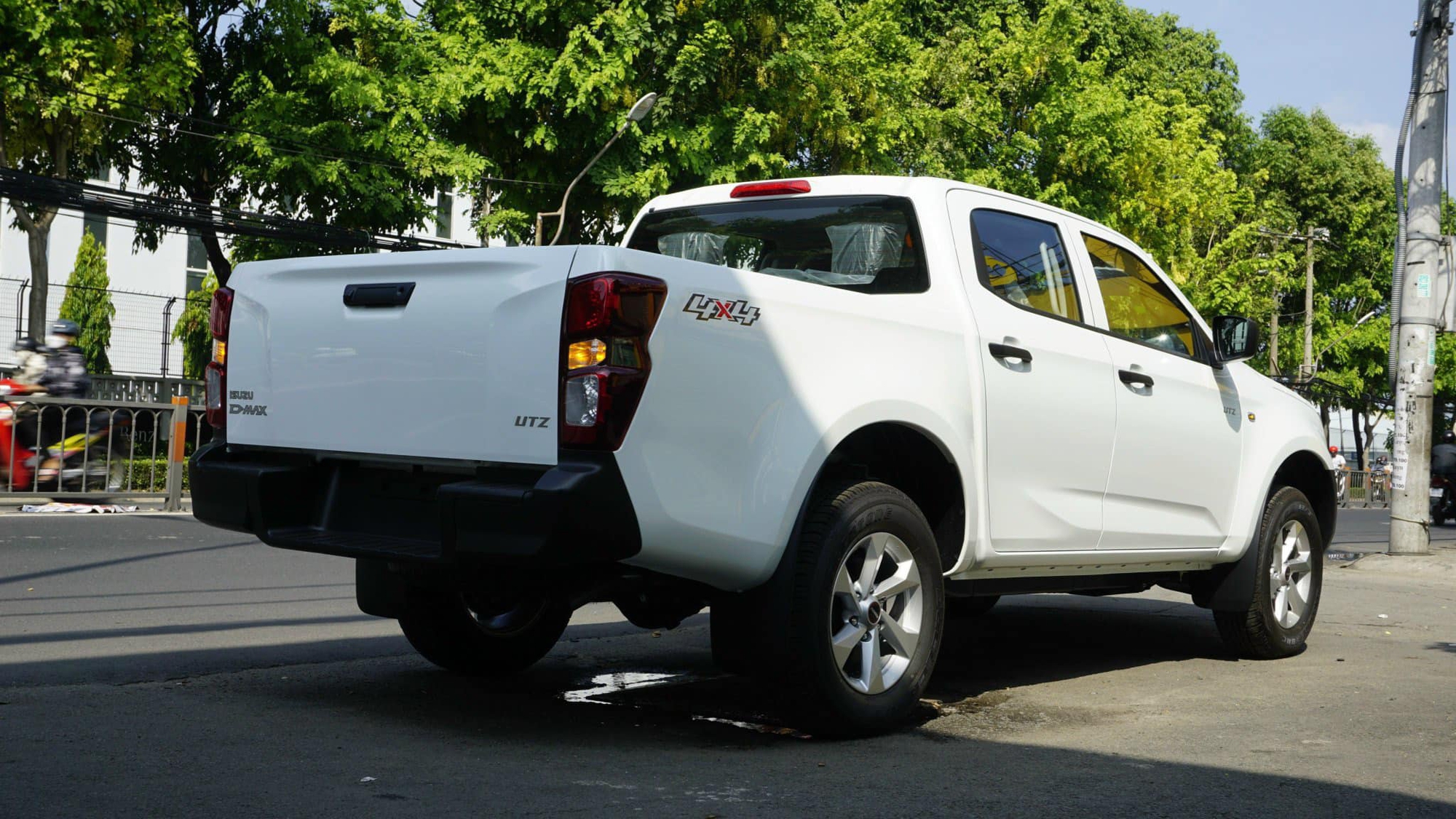 Isuzu D-Max UTZ số sàn, 2 cầu về Việt Nam có thoát 'ế'?   - Ảnh 2.