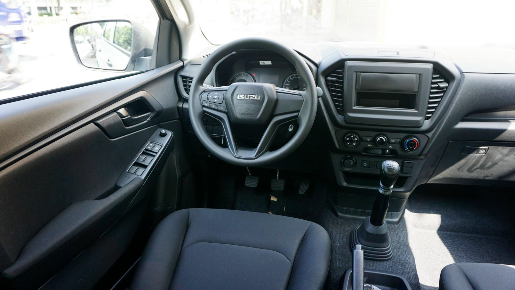 Isuzu D-Max UTZ số sàn, 2 cầu về Việt Nam có thoát 'ế'?   - Ảnh 3.
