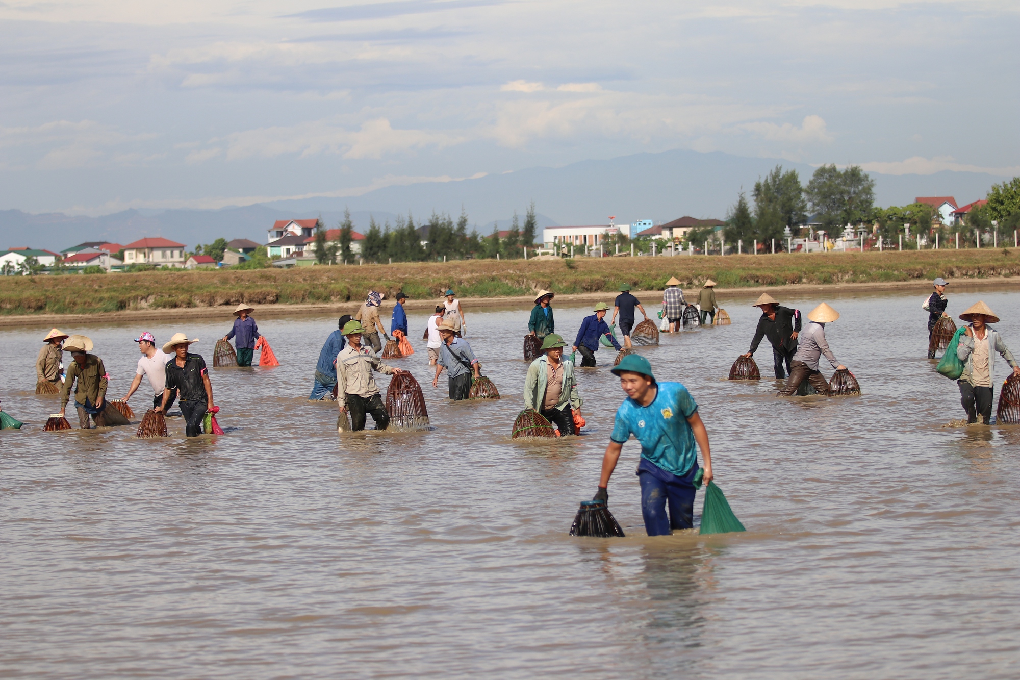 Dân làng đổ xô xuống hồ trữ nước để đánh bắt cá - Ảnh 1.