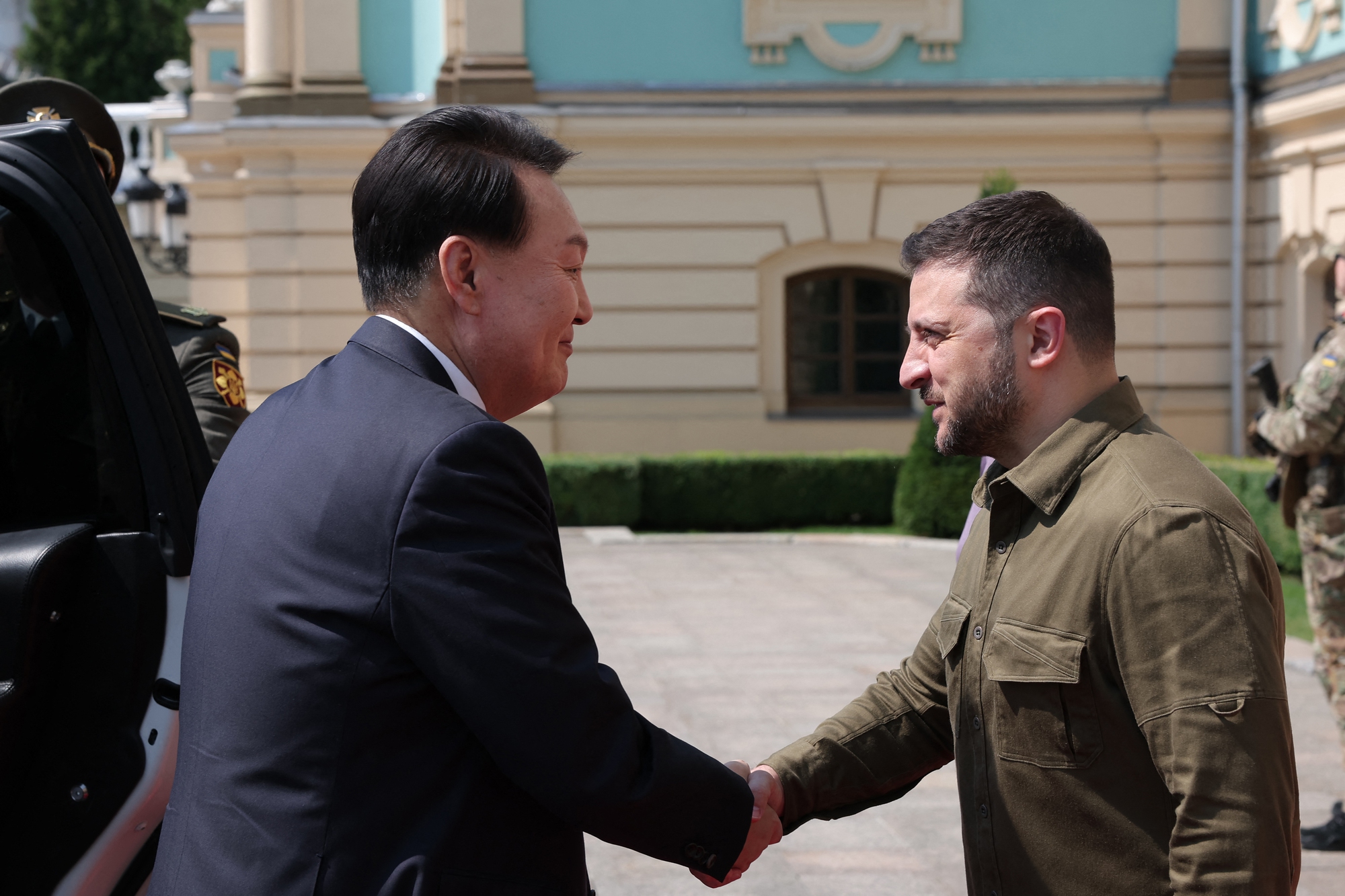 Chùm ảnh: Tổng thống Hàn Quốc và phu nhân thăm Ukraine - Ảnh 2.