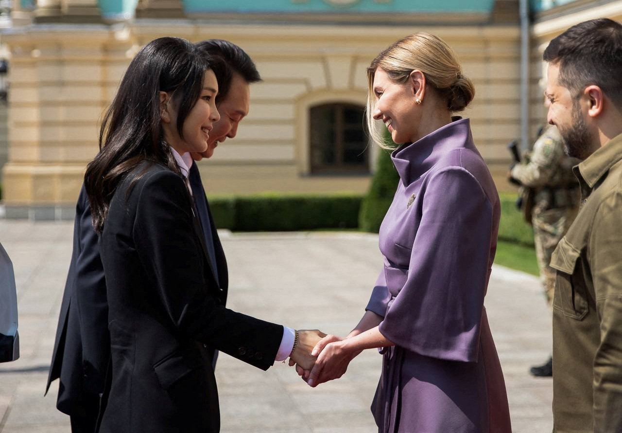 Chùm ảnh: Tổng thống Hàn Quốc và phu nhân thăm Ukraine - Ảnh 3.