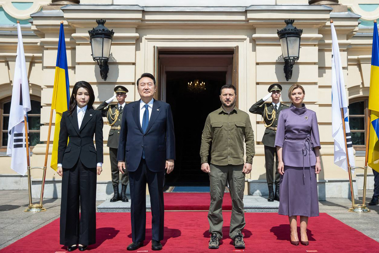 Chùm ảnh: Tổng thống Hàn Quốc và phu nhân thăm Ukraine - Ảnh 4.