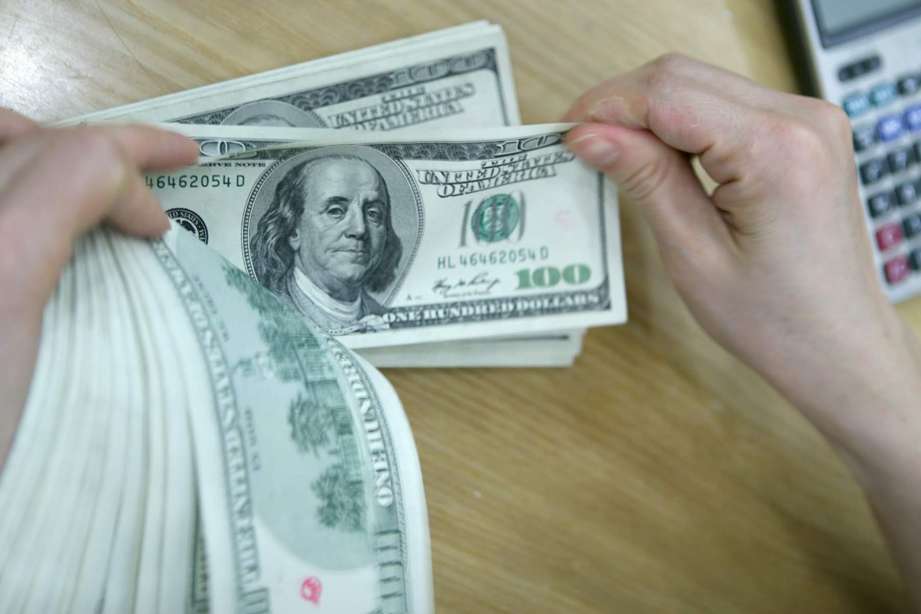 Ngân hàng tăng vọt giá USD - Ảnh 1. Ngân hàng tăng vọt giá USD - Ảnh 1.
