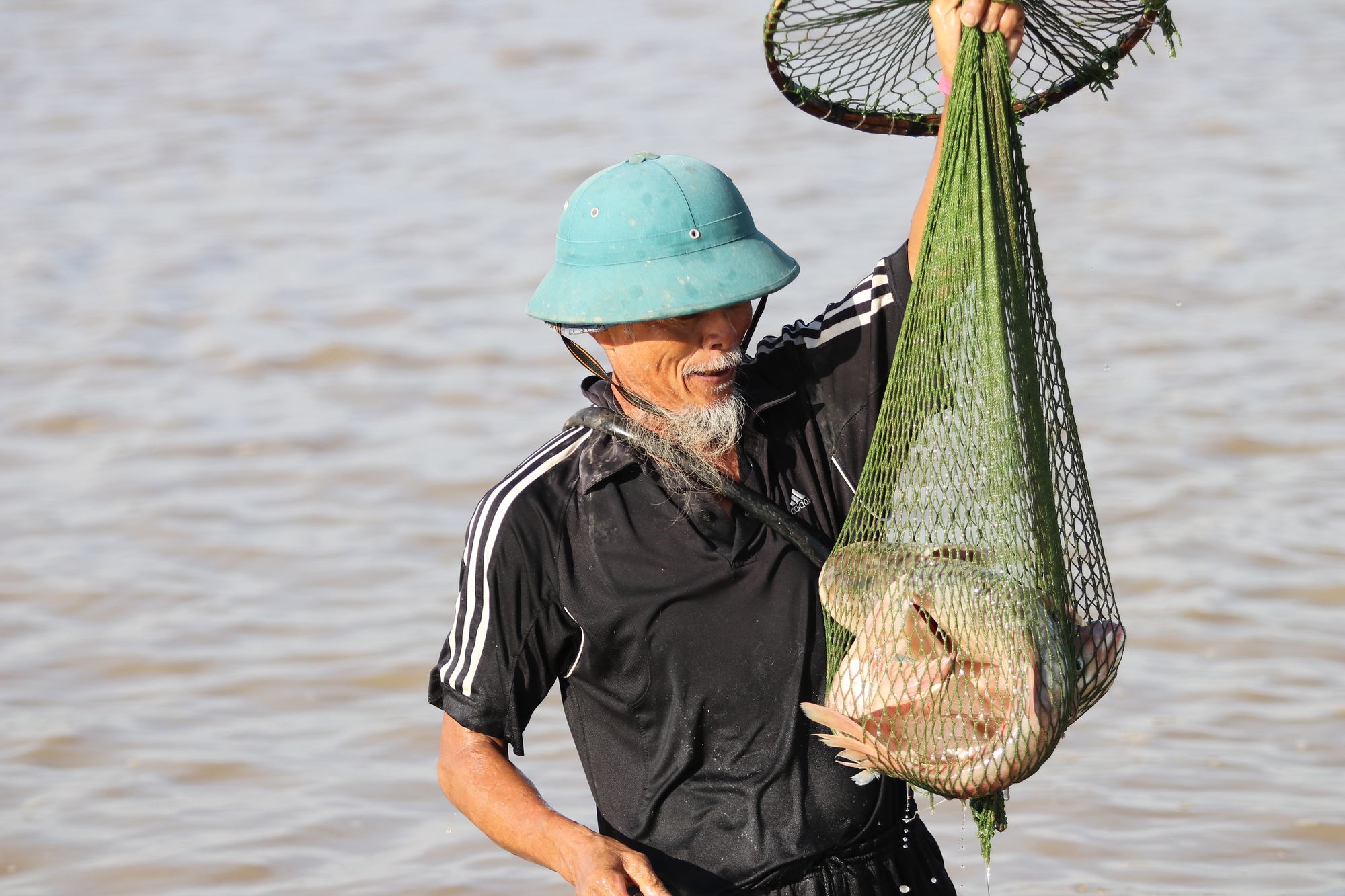 Dân làng đổ xô xuống hồ trữ nước để đánh bắt cá - Ảnh 8.