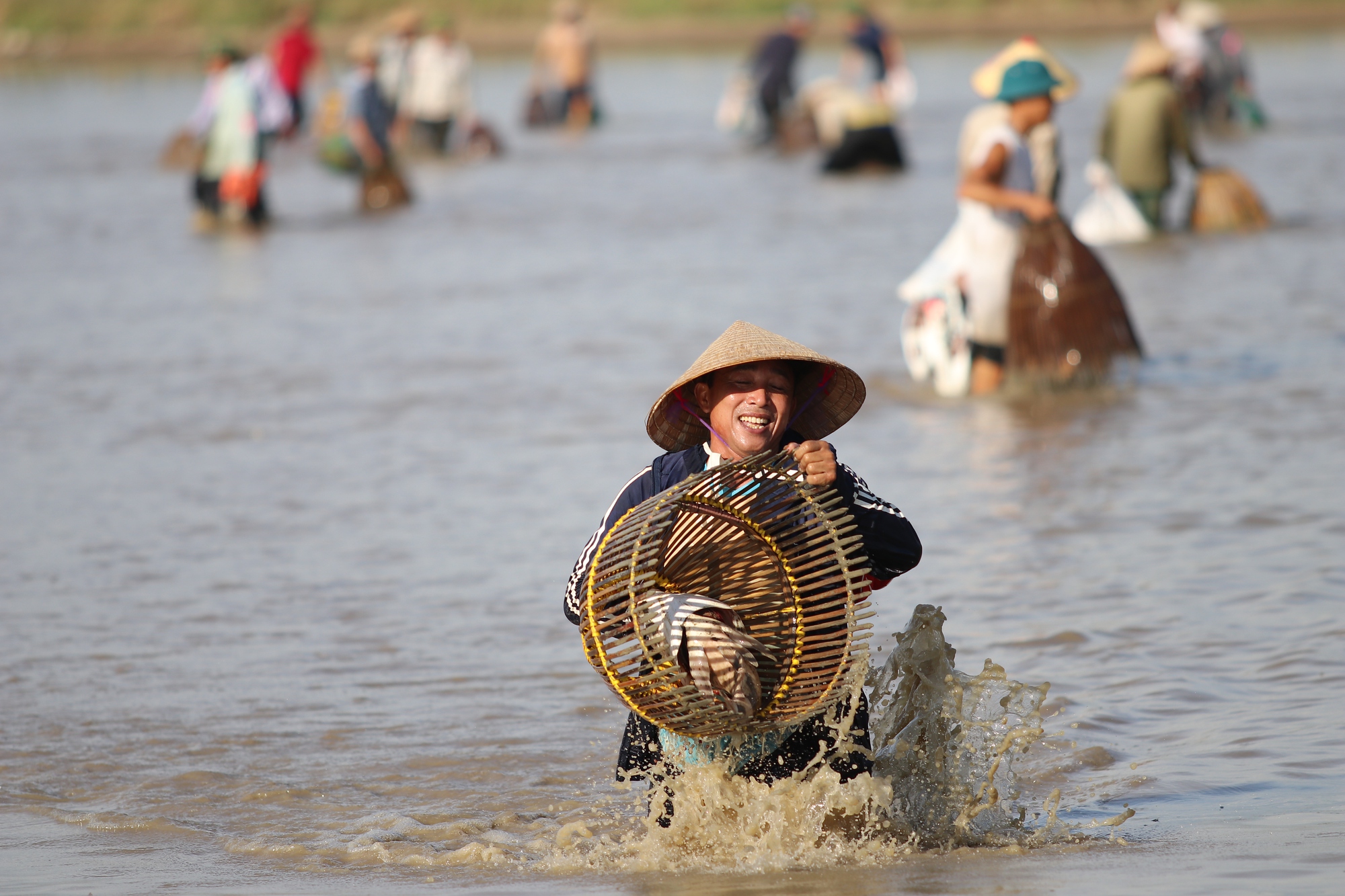 Dân làng đổ xô xuống hồ trữ nước để đánh bắt cá - Ảnh 9.