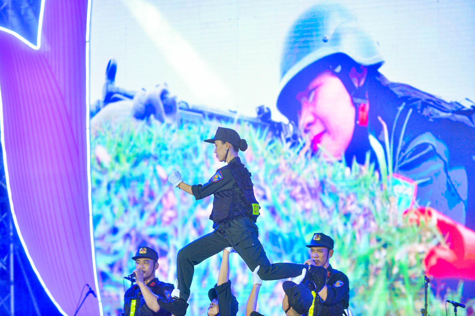 Ngắm những nữ cảnh sát xinh đẹp biểu diễn nghệ thuật trên phố đi bộ Hà Nội - Ảnh 5.