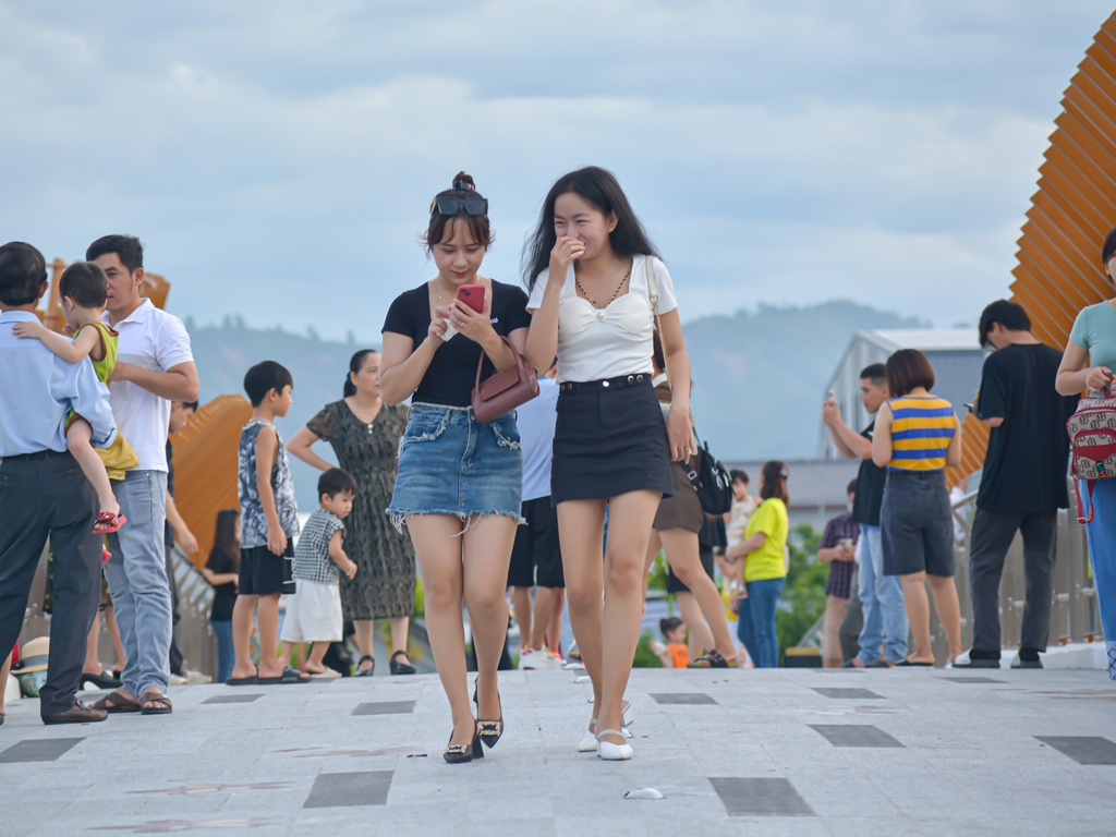 Du khách đổ xô ngắm hoàng hôn trên cầu vượt đi bộ ở vịnh Đà Nẵng - Ảnh 6.
