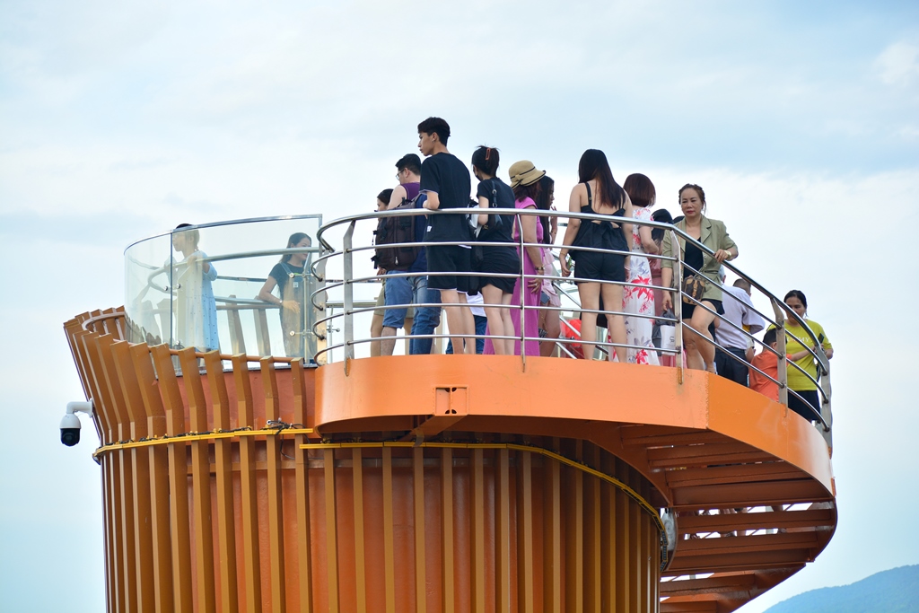 Du khách đổ xô ngắm hoàng hôn trên cầu vượt đi bộ ở vịnh Đà Nẵng - Ảnh 2.