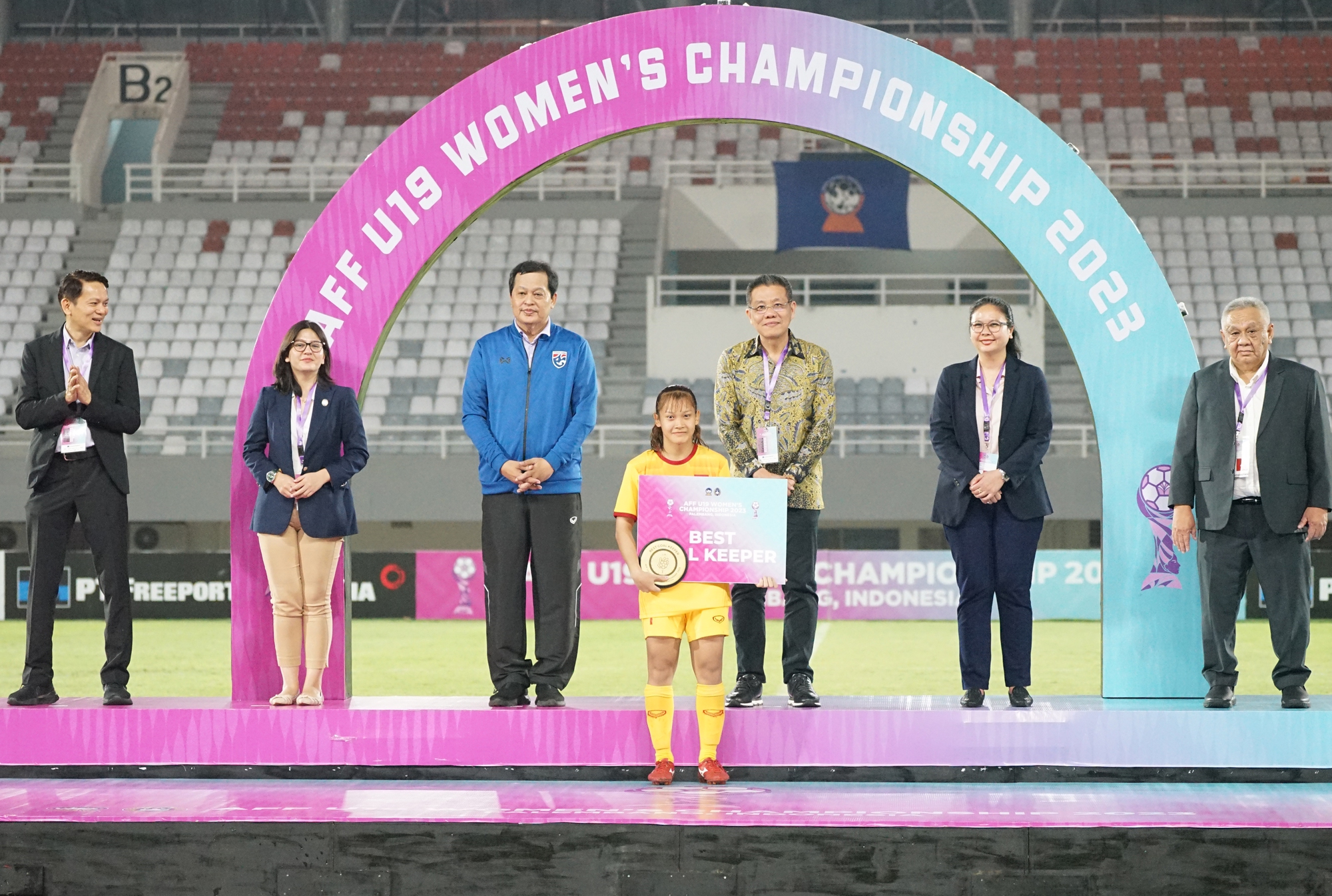 2 cầu thủ nữ U.19 Việt Nam giành giải xuất sắc nhất Đông Nam Á - Ảnh 1.