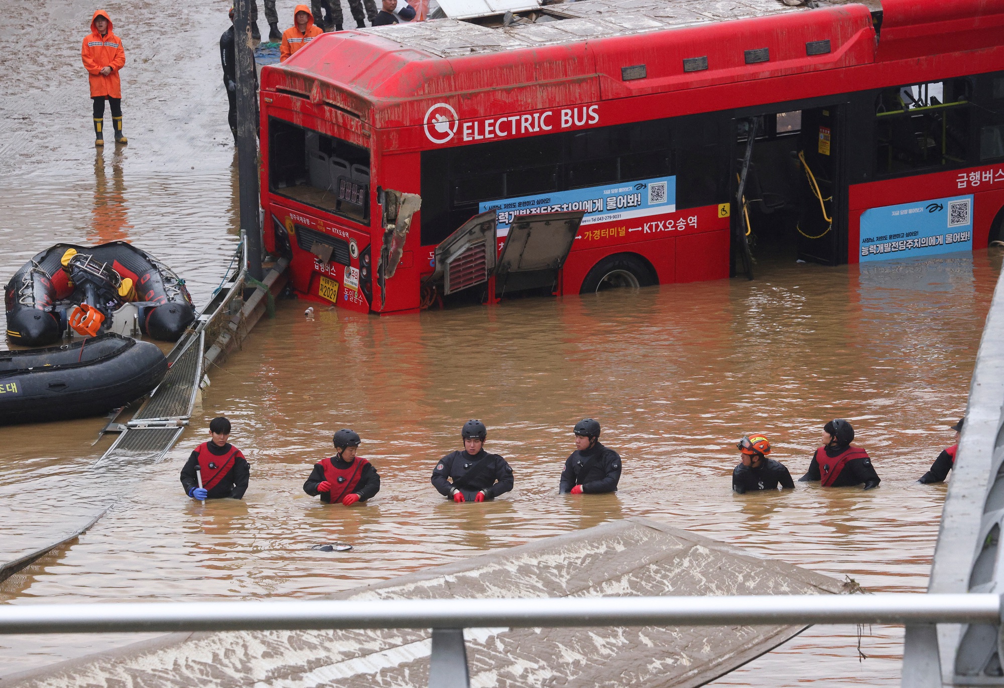 Hàn Quốc hứng lũ lụt, sạt lở, ít nhất 20 người thiệt mạng - Ảnh 1.
