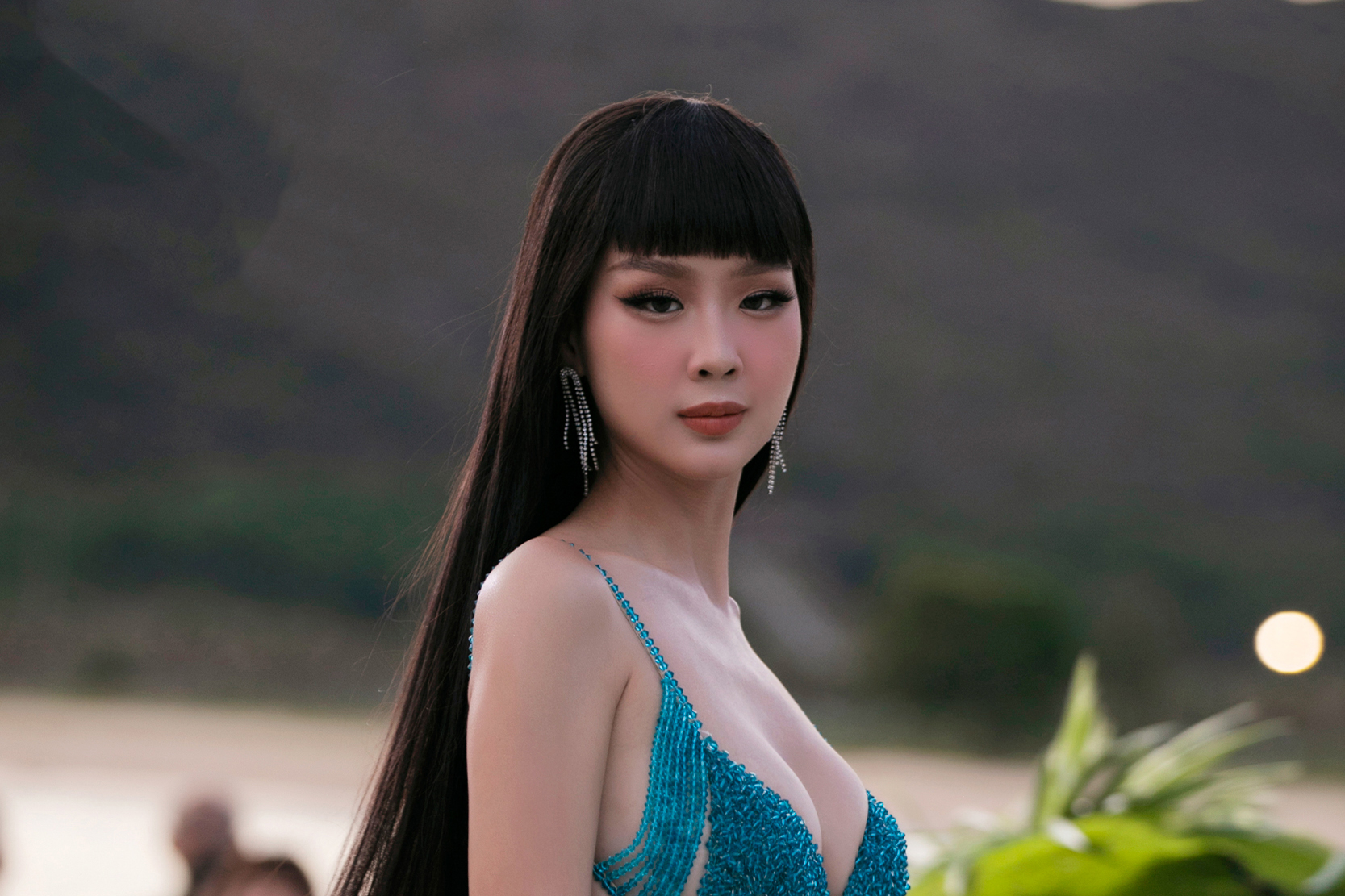 Hoa hậu Bảo Ngọc khoe đôi chân dài 1,23m diễn vedette cho Long NG - Ảnh 5.