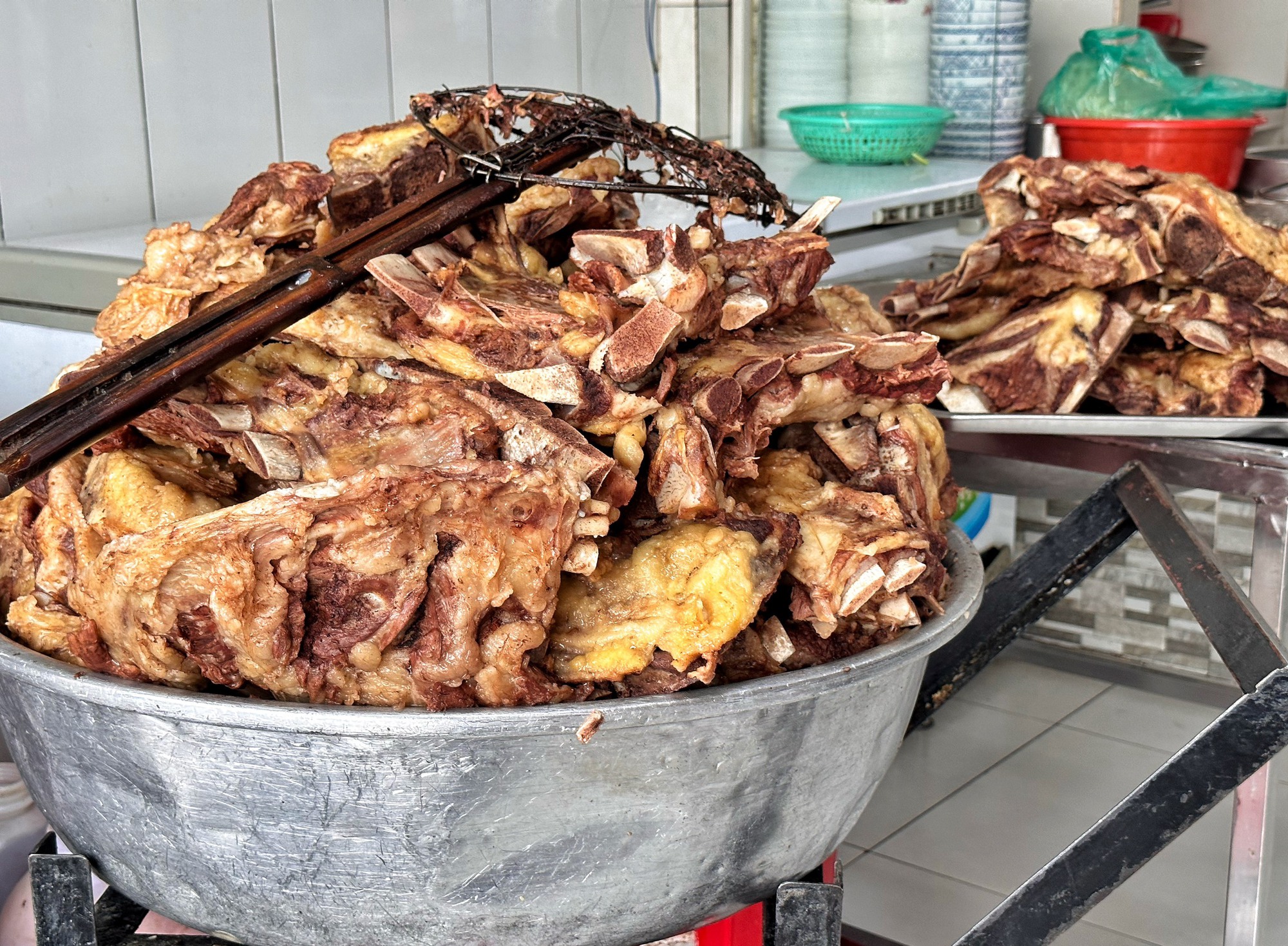 Three generations of pho shop in Ho Chi Minh City, open for sale 24/24: Every day selling… 1 cow - Photo 6.