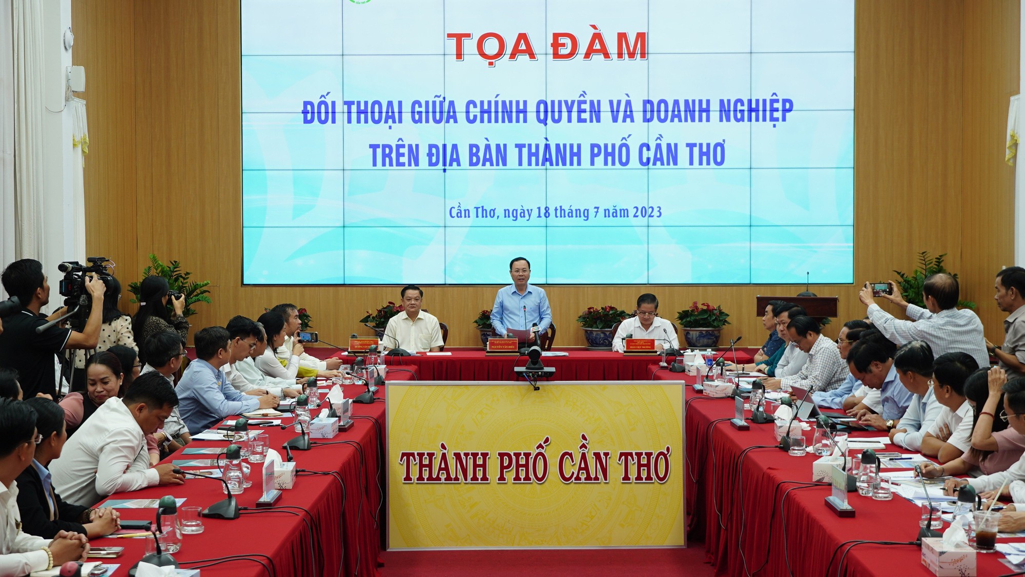 Bí thư Thành ủy Cần Thơ: đồng hành, giải quyết tận gốc khó khăn cho doanh nghiệp - Ảnh 1. Bí thư Thành ủy Cần Thơ: đồng hành, giải quyết tận gốc khó khăn cho doanh nghiệp - Ảnh 1.
