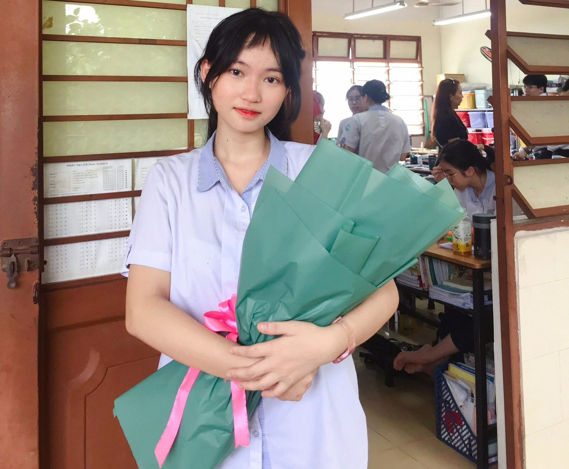 ນັກຮຽນເກັ່ງຂອງກຸ່ມ D07 ທົ່ວປະເທດ: ໃຊ້ເວລາ 12 ຊົ່ວໂມງ/ມື້ ເພື່ອທົບທວນການສອບເສັງ - ຮູບ 1. Thủ khoa khối D07 toàn quốc: Dành 12 tiếng đồng hồ/ngày để ôn thi - Ảnh 1.