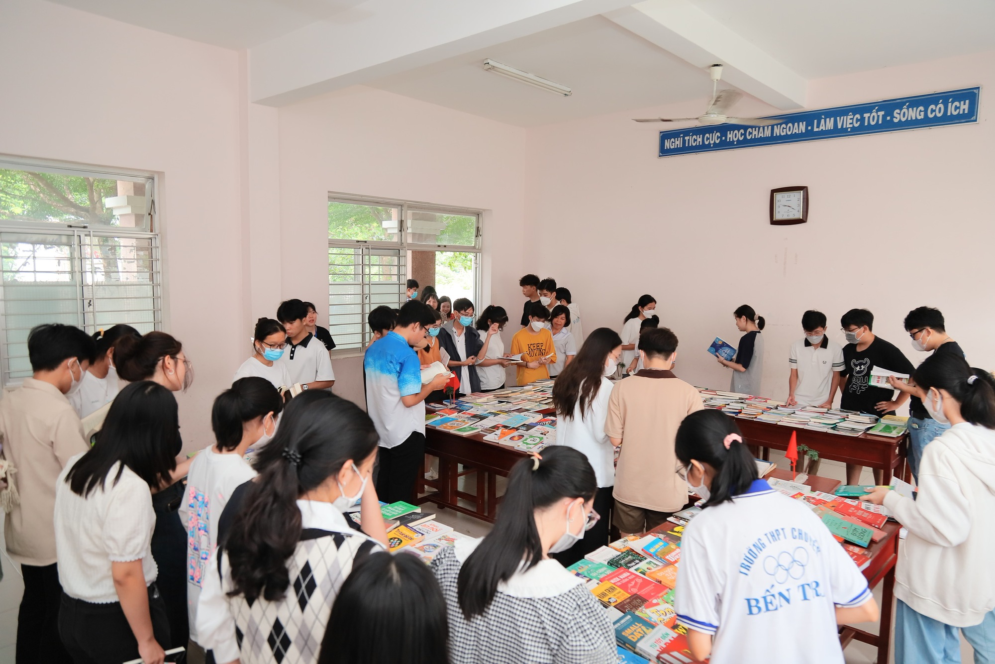 ເປີດງານບຸນປື້ມຝັນແລະການແຂ່ງຂັນ 'ບົດສັງລວມປື້ມ' ສໍາລັບນັກສຶກສາ Ben Tre - ຮູບ 2. Ngày hội sách Mơ Hỏi Mở và cuộc thi 'Tóm sách' dành cho học sinh Bến Tre - Ảnh 2.