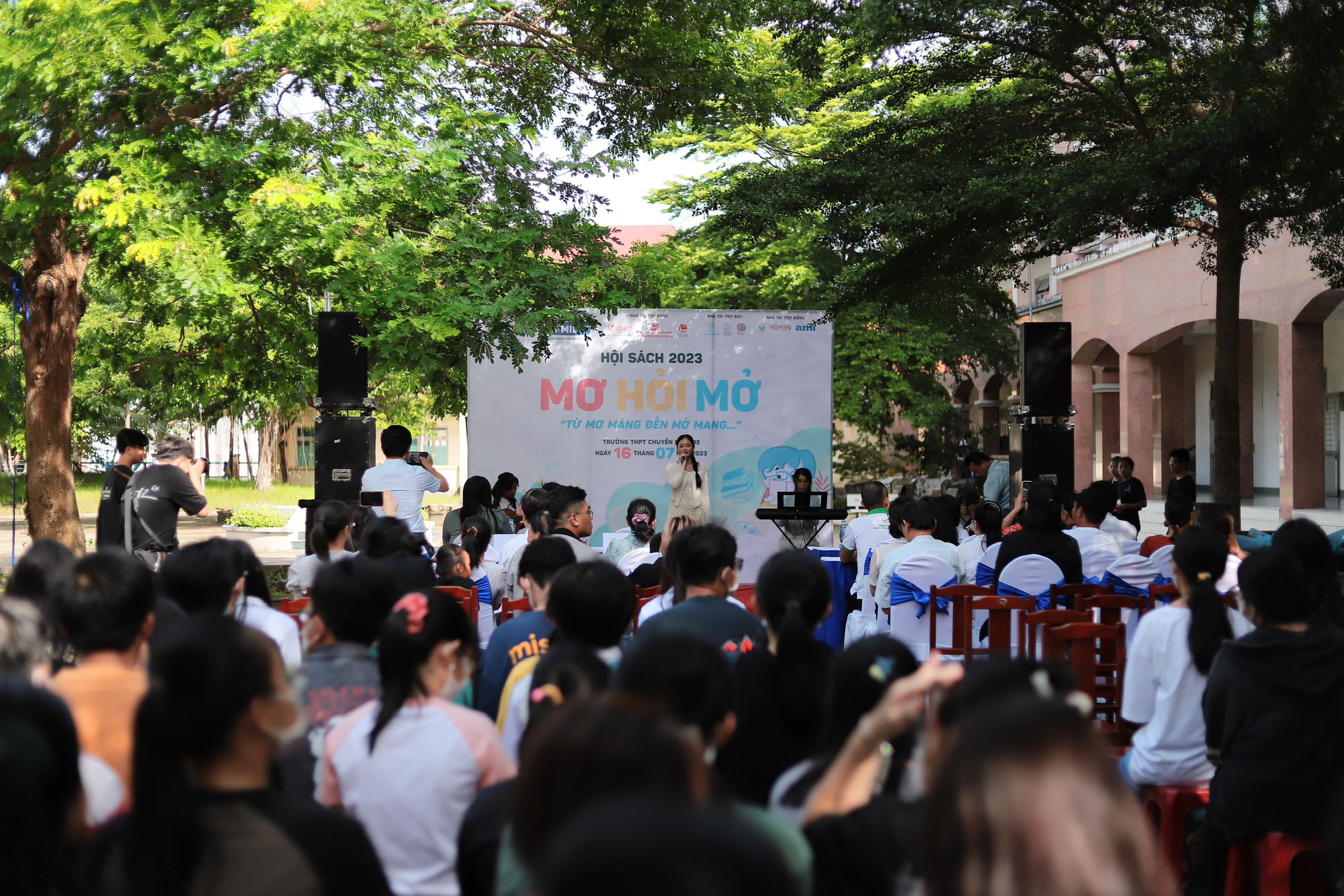 ເປີດງານບຸນປື້ມຝັນແລະການແຂ່ງຂັນ 'ສັງລວມປື້ມບັນທຶກ' ຂອງນັກສຶກສາ Ben Tre - ຮູບ 1. Ngày hội sách Mơ Hỏi Mở và cuộc thi 'Tóm sách' dành cho học sinh Bến Tre - Ảnh 1.