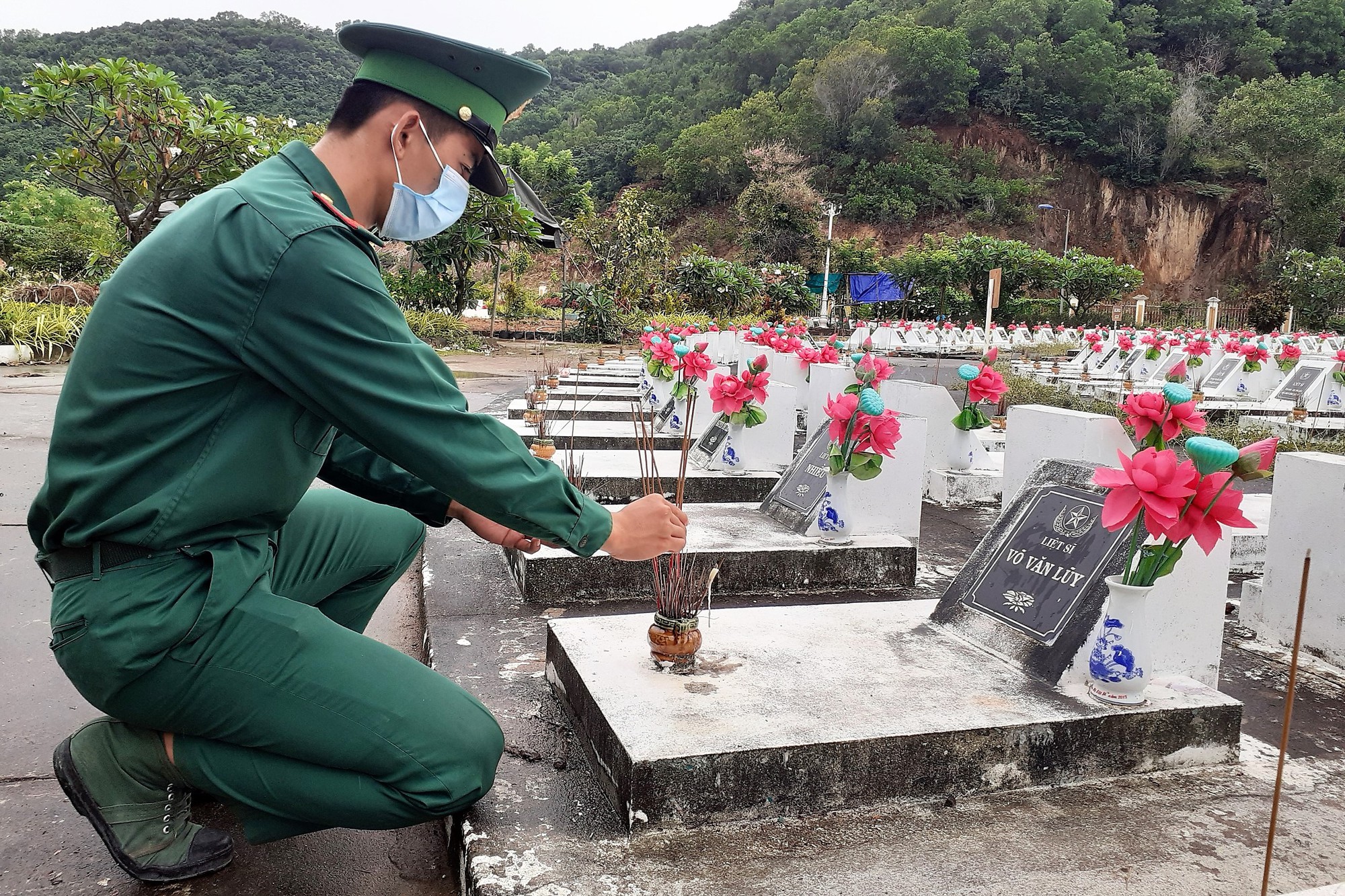 Thêm nhiều trường hợp làm nhiệm vụ nguy hiểm được công nhận là liệt sĩ- Ảnh 1. Thêm nhiều trường hợp làm nhiệm vụ nguy hiểm được công nhận là liệt sĩ- Ảnh 1.