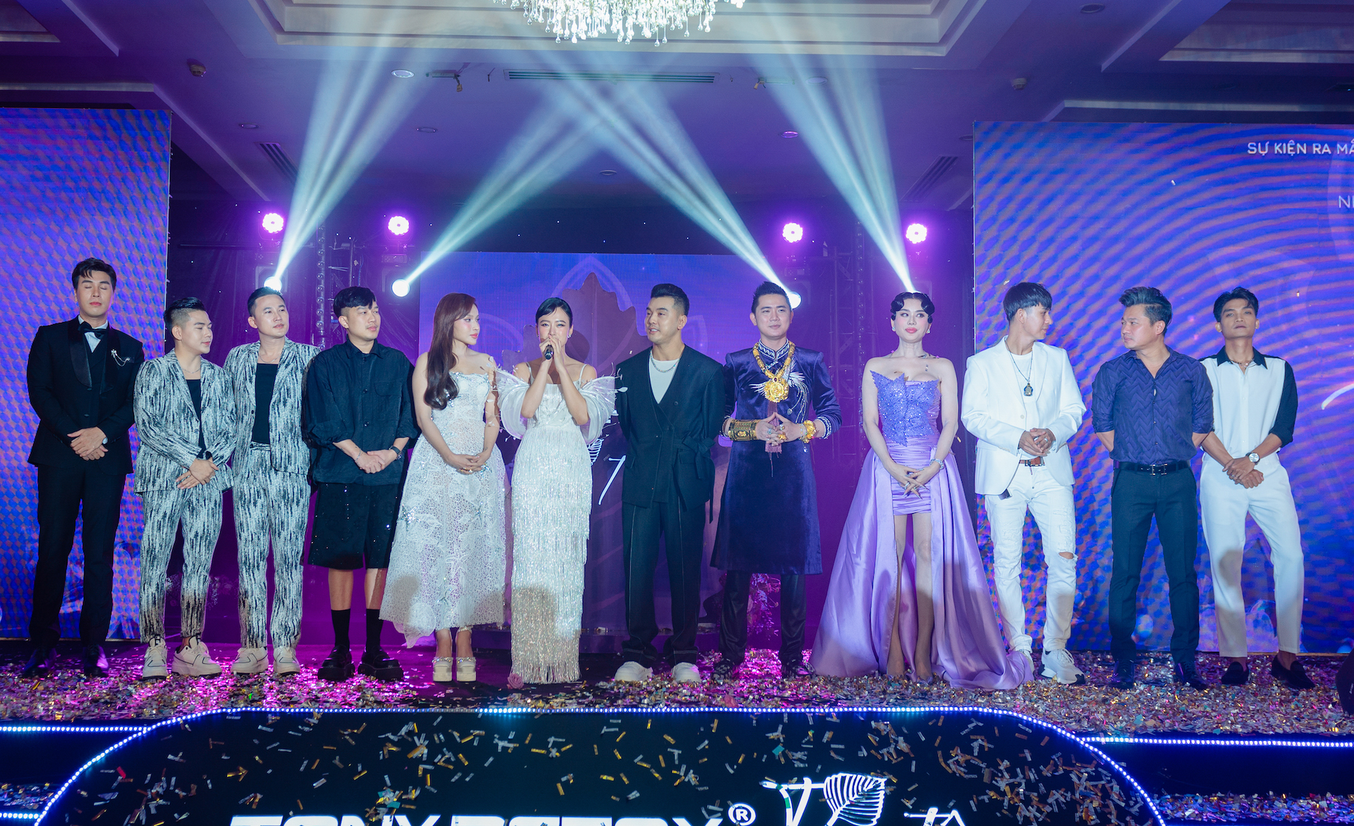 Hà Trí Quang - Thanh Đoàn đến chúc mừng Lâm Khánh Chi lên chức bà chủ - Ảnh 11. Hà Trí Quang - Thanh Đoàn đến chúc mừng Lâm Khánh Chi lên chức bà chủ - Ảnh 11.
