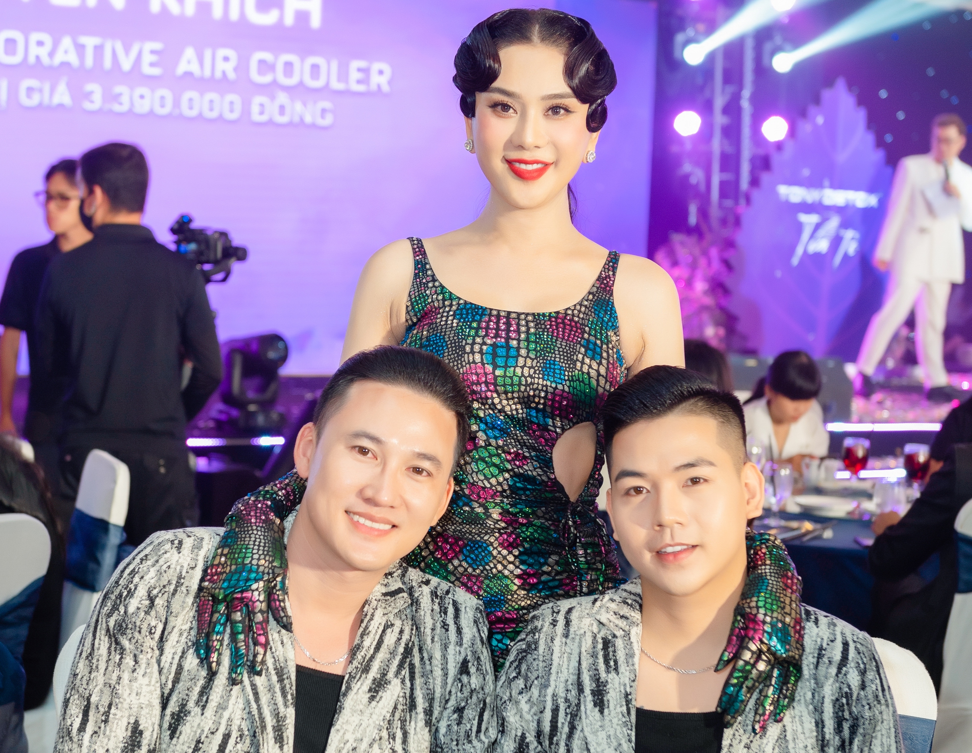 Hà Trí Quang - Thanh Đoàn đến chúc mừng Lâm Khánh Chi lên chức bà chủ - Ảnh 4. Hà Trí Quang - Thanh Đoàn đến chúc mừng Lâm Khánh Chi lên chức bà chủ - Ảnh 4.