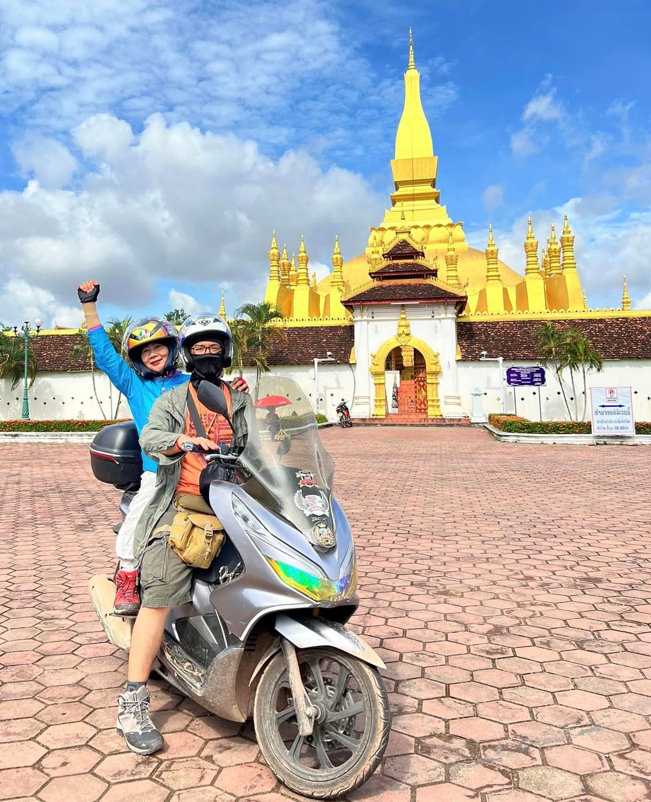 Chàng trai chở mẹ đi phượt 3 nước Việt Nam - Lào - Campuchia - Ảnh 3.