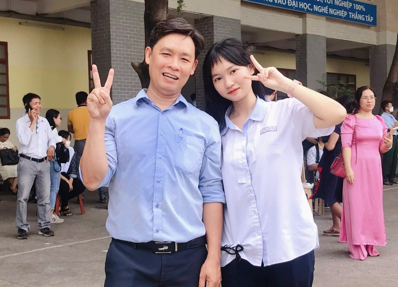 ນັກຮຽນເກັ່ງຂອງກຸ່ມ D07 ທົ່ວປະເທດ: ໃຊ້ເວລາ 12 ຊົ່ວໂມງ/ມື້ ເພື່ອທົບທວນການສອບເສັງ - ຮູບ 2. Thủ khoa khối D07 toàn quốc: Dành 12 tiếng đồng hồ/ngày để ôn thi - Ảnh 2.