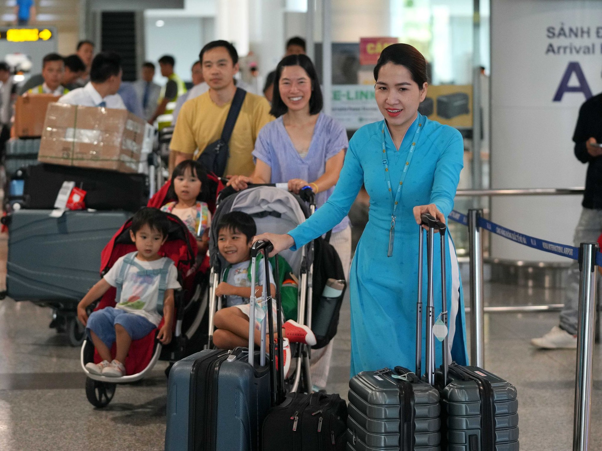 Nữ nhân viên check-in vé ở sân bay: Nghề luôn phải đẹp và nhẫn nhịn! - Ảnh 2.