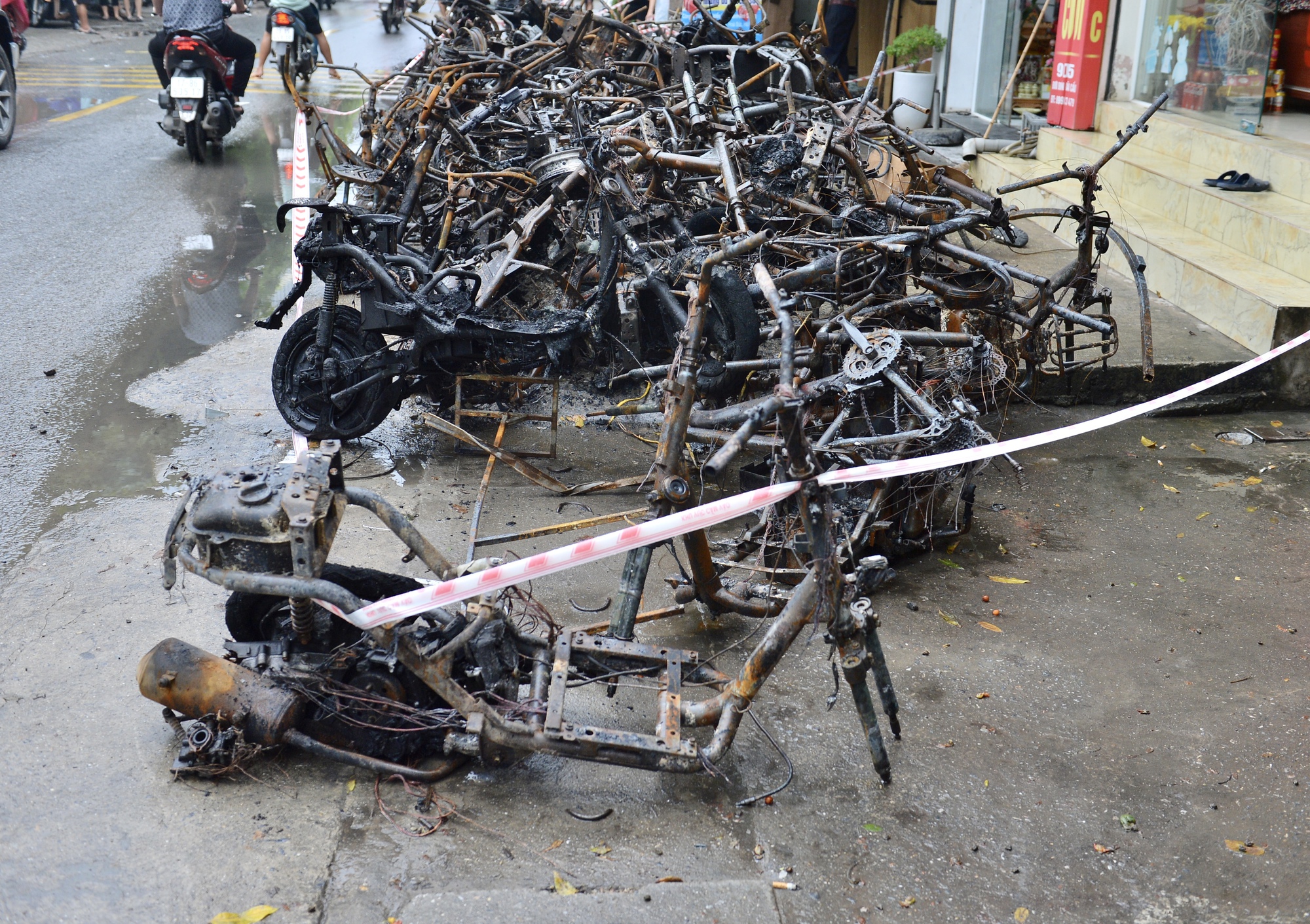 Nhân chứng kể lại vụ cháy thảm khốc khiến 3 người tử vong ở Hà Nội - Ảnh 1.