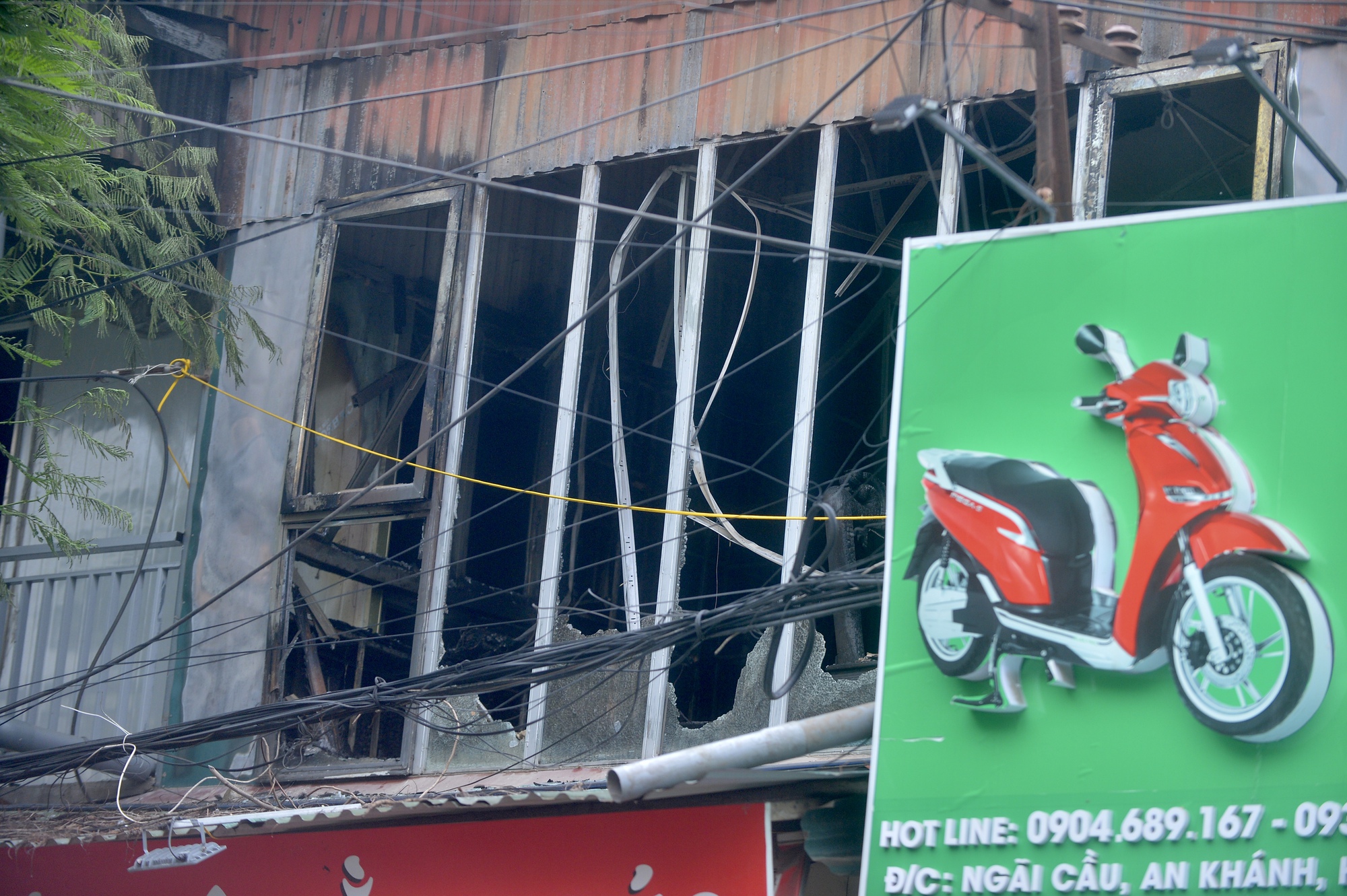Hiện trường vụ cháy khiến 3 người tử vong: Hàng trăm chiếc xe máy bị thiêu rụi - Ảnh 7.