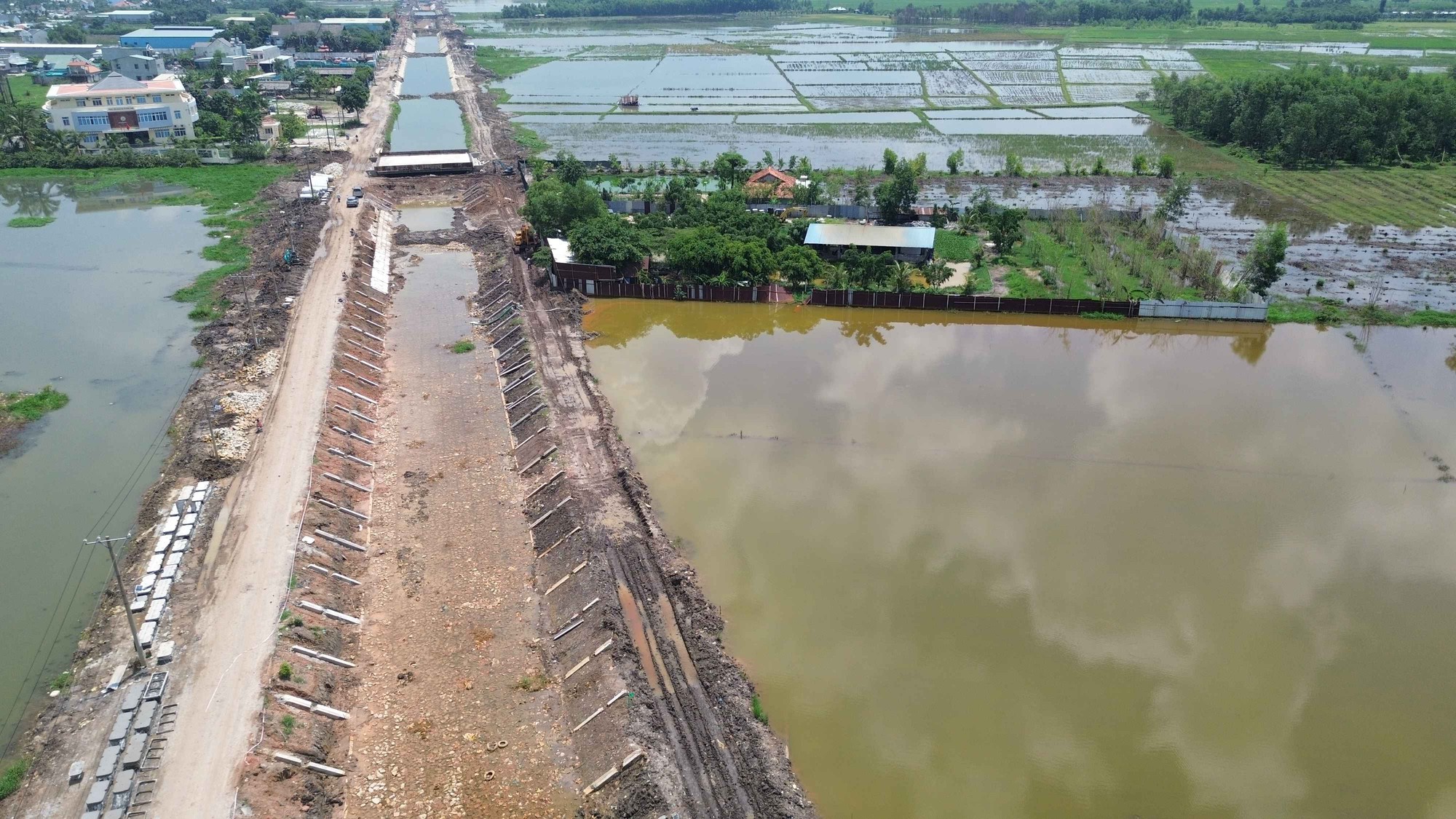 Người dân 'tố' dự án cải tạo kênh làm ngập, cả 100 mẫu ruộng phải bỏ hoang - Ảnh 1.