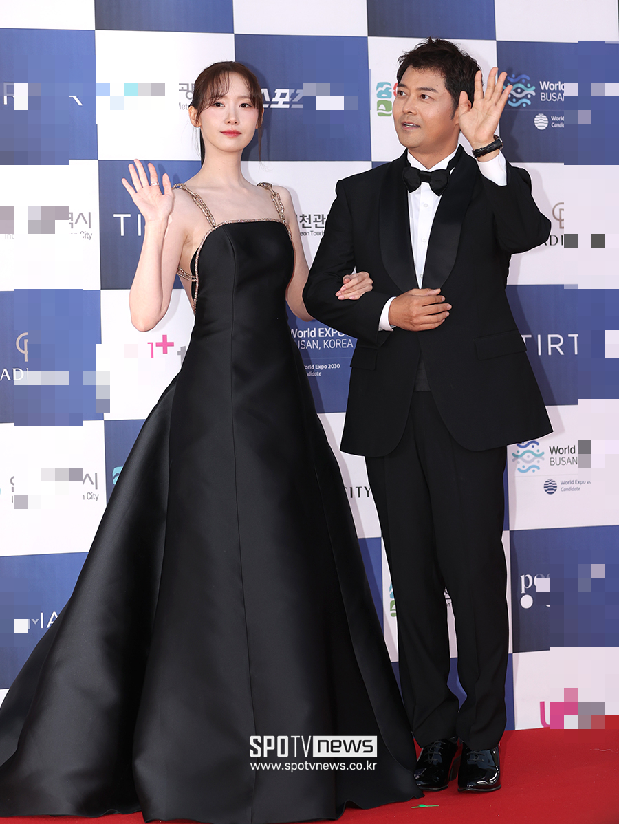 Song Hye Kyo sang chảnh, YoonA khoe lưng trần trên thảm đỏ Rồng Xanh truyền hình - Ảnh 2.
