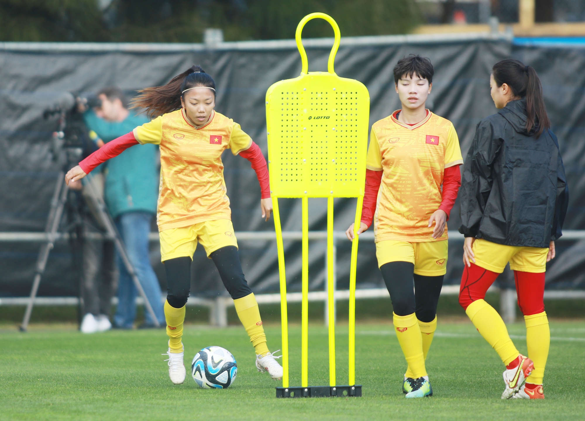 Tại sao đội tuyển nữ Việt Nam phải giảm cường độ tập luyện? - Ảnh 2.