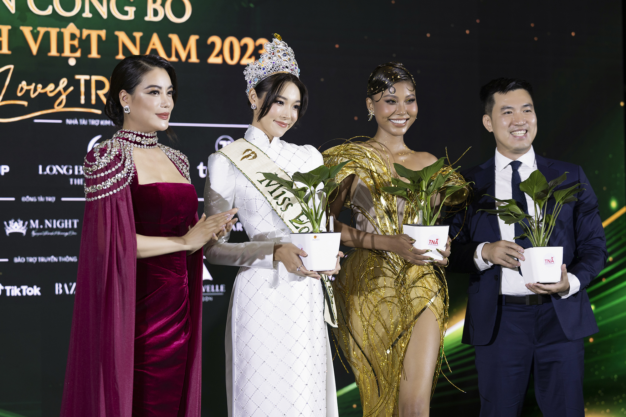 Đương kim Hoa hậu Trái đất diện áo dài, đọ dáng cùng dàn mỹ nhân Việt - Ảnh 9.