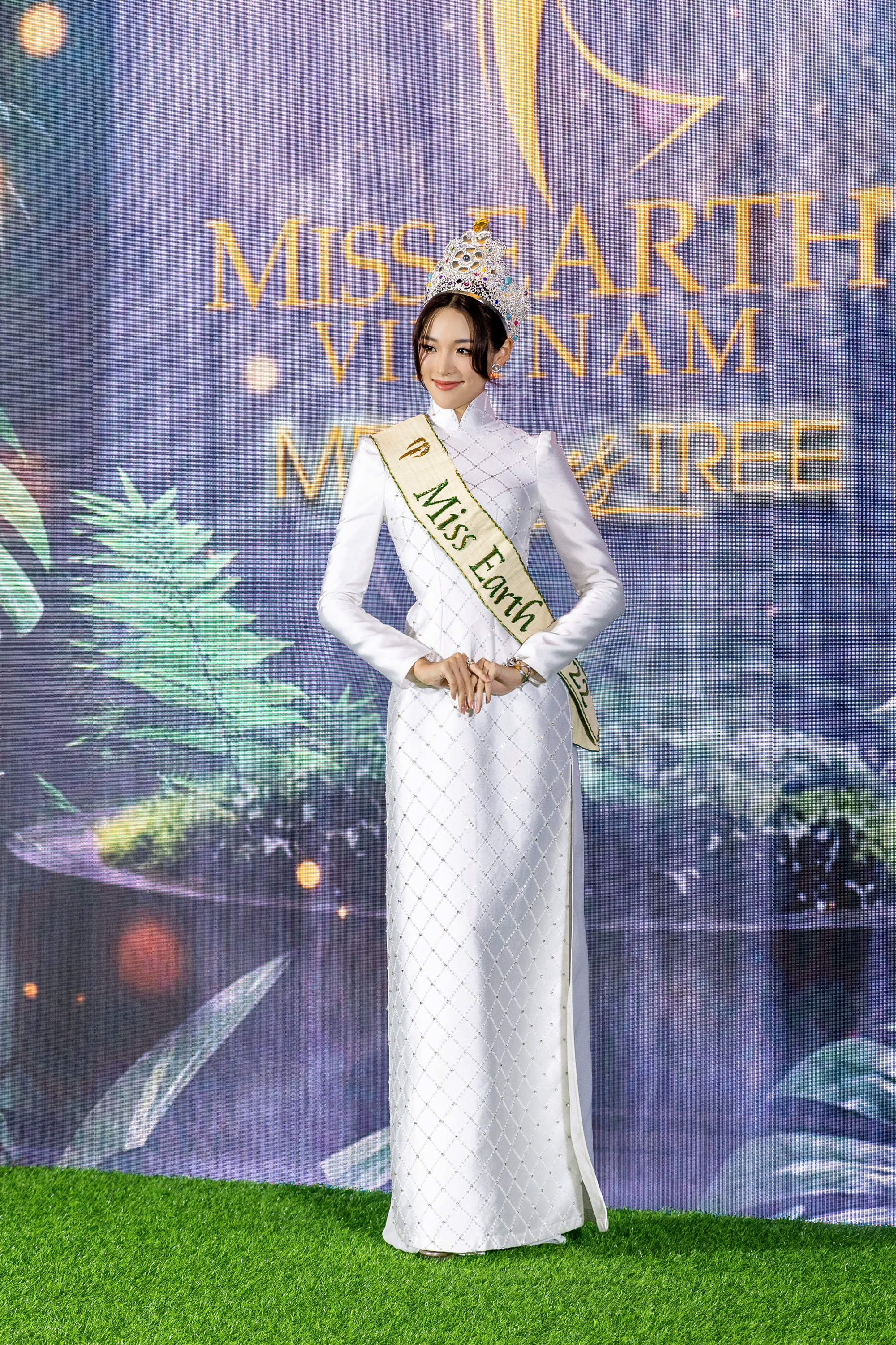 Đương kim Hoa hậu Trái đất diện áo dài, đọ dáng cùng dàn mỹ nhân Việt - Ảnh 3.