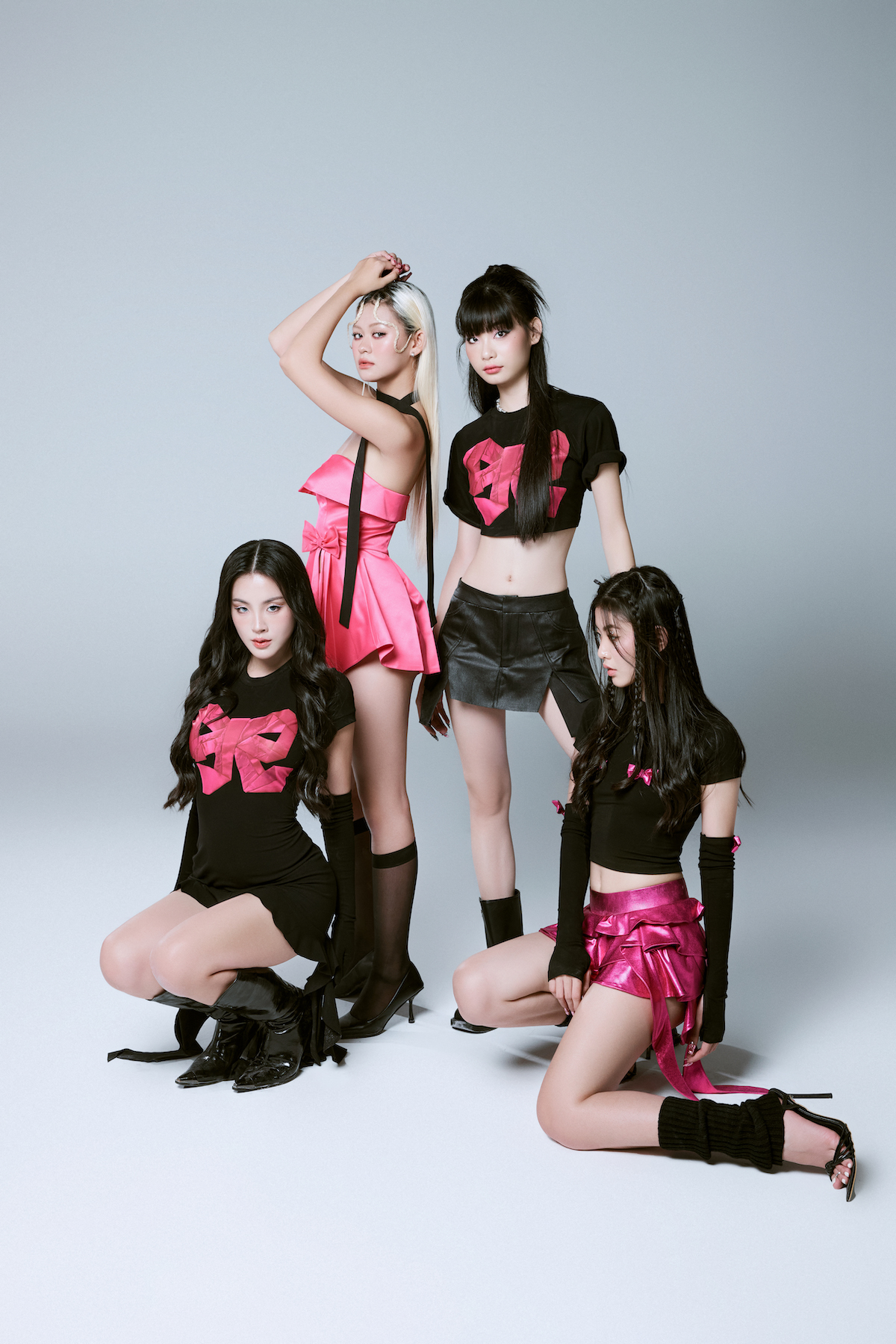 Bốn nhà thiết kế LSEOUL tung bộ sưu tập mới sắc đen hồng - Ảnh 3.