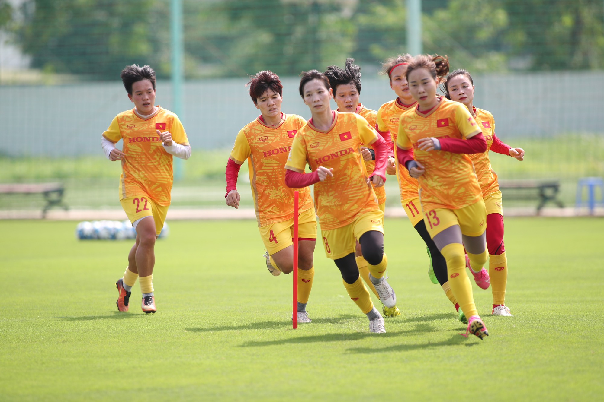 Thùy Trang (8) vẫn luôn là hình tượng thi đấu ý chí, tập luyện mẫu mực của giới bóng đá nữ