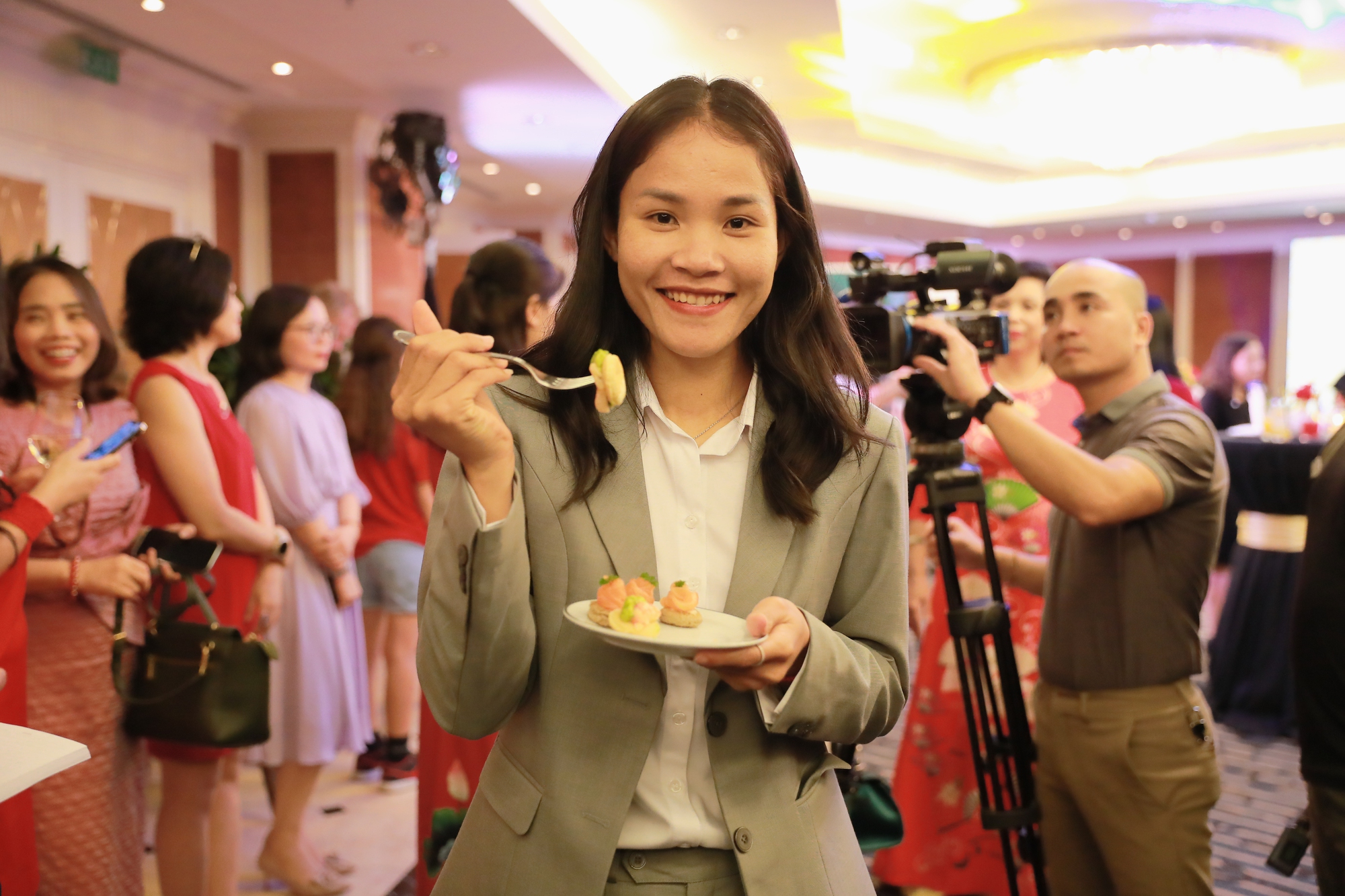 Huỳnh Như, Chương Thị Kiều rạng ngời trong tiệc xuất quân dự World Cup - Ảnh 4.
