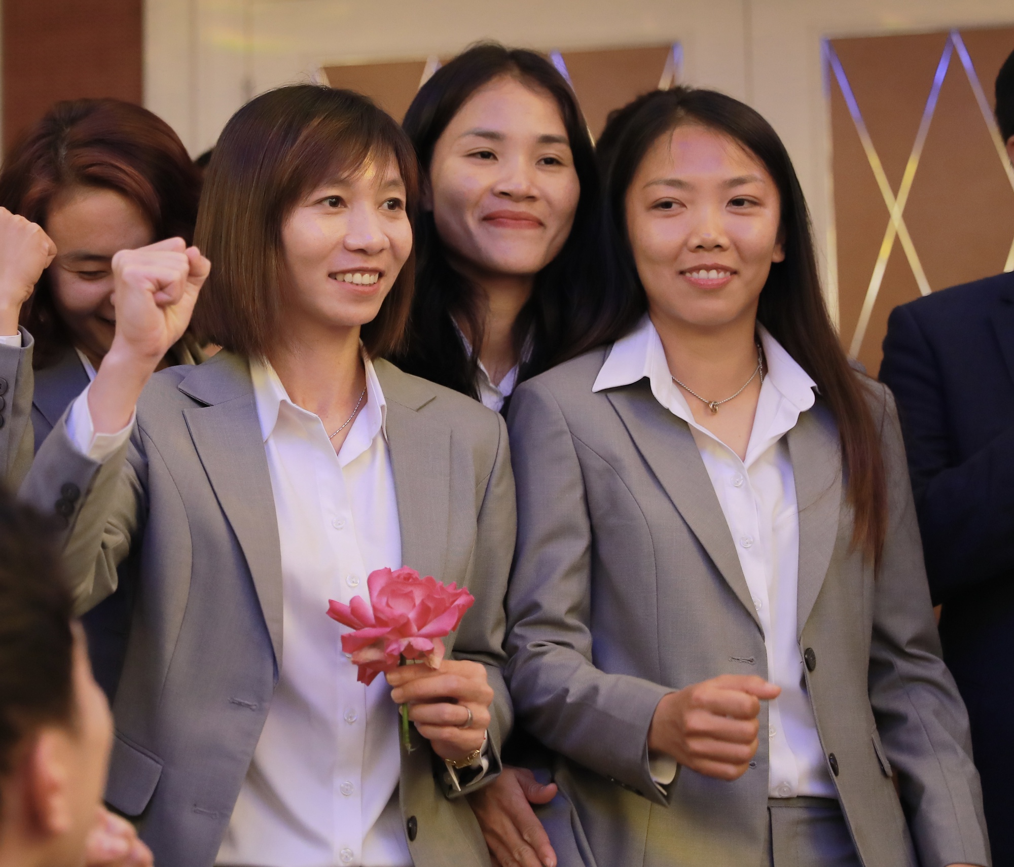Huỳnh Như, Chương Thị Kiều rạng ngời trong tiệc xuất quân dự World Cup - Ảnh 13.