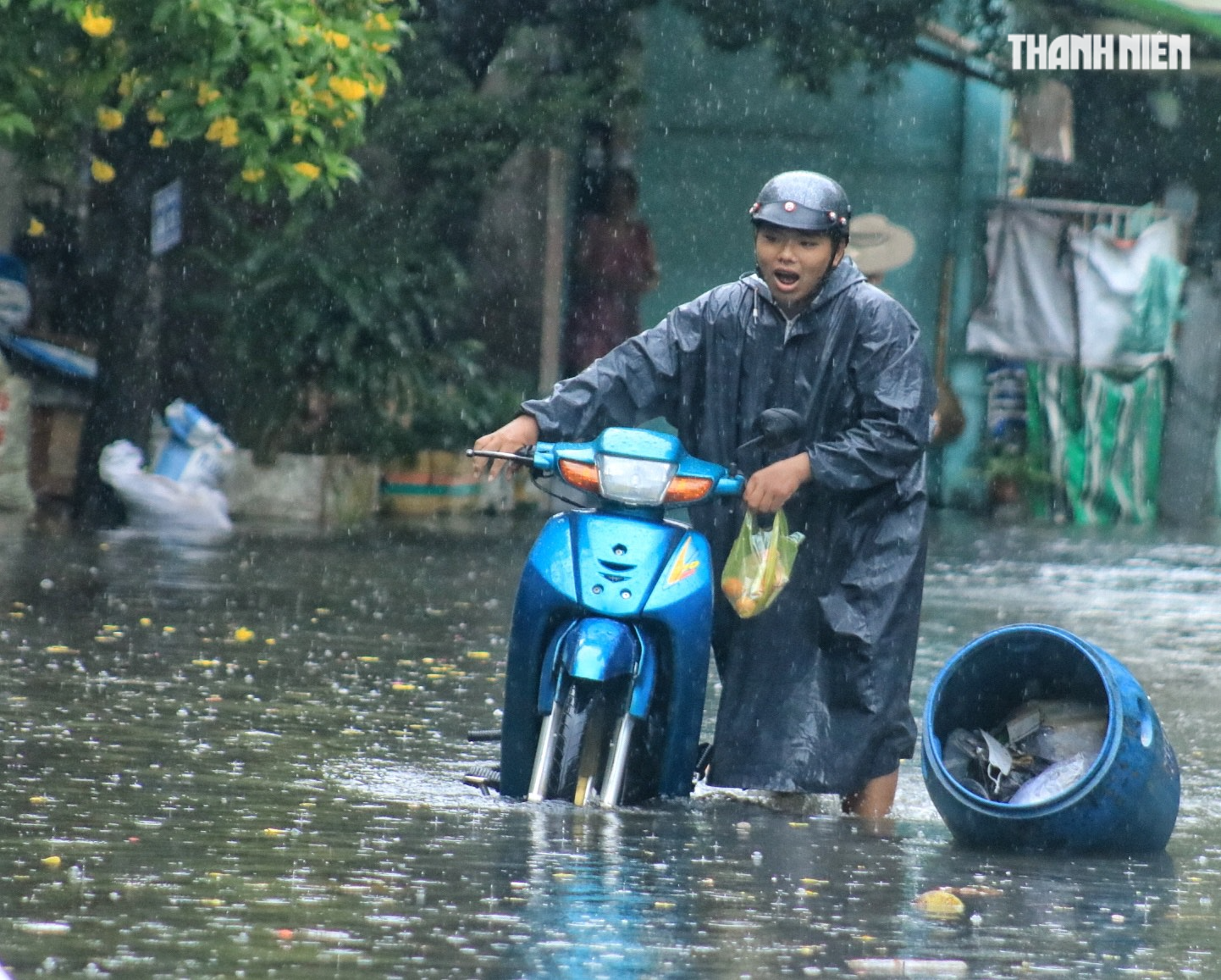 Ngán ngẩm cảnh nước tràn vào nhà, đường ngập ở khu dân cư TP.HCM sau mưa lớn - Ảnh 1.