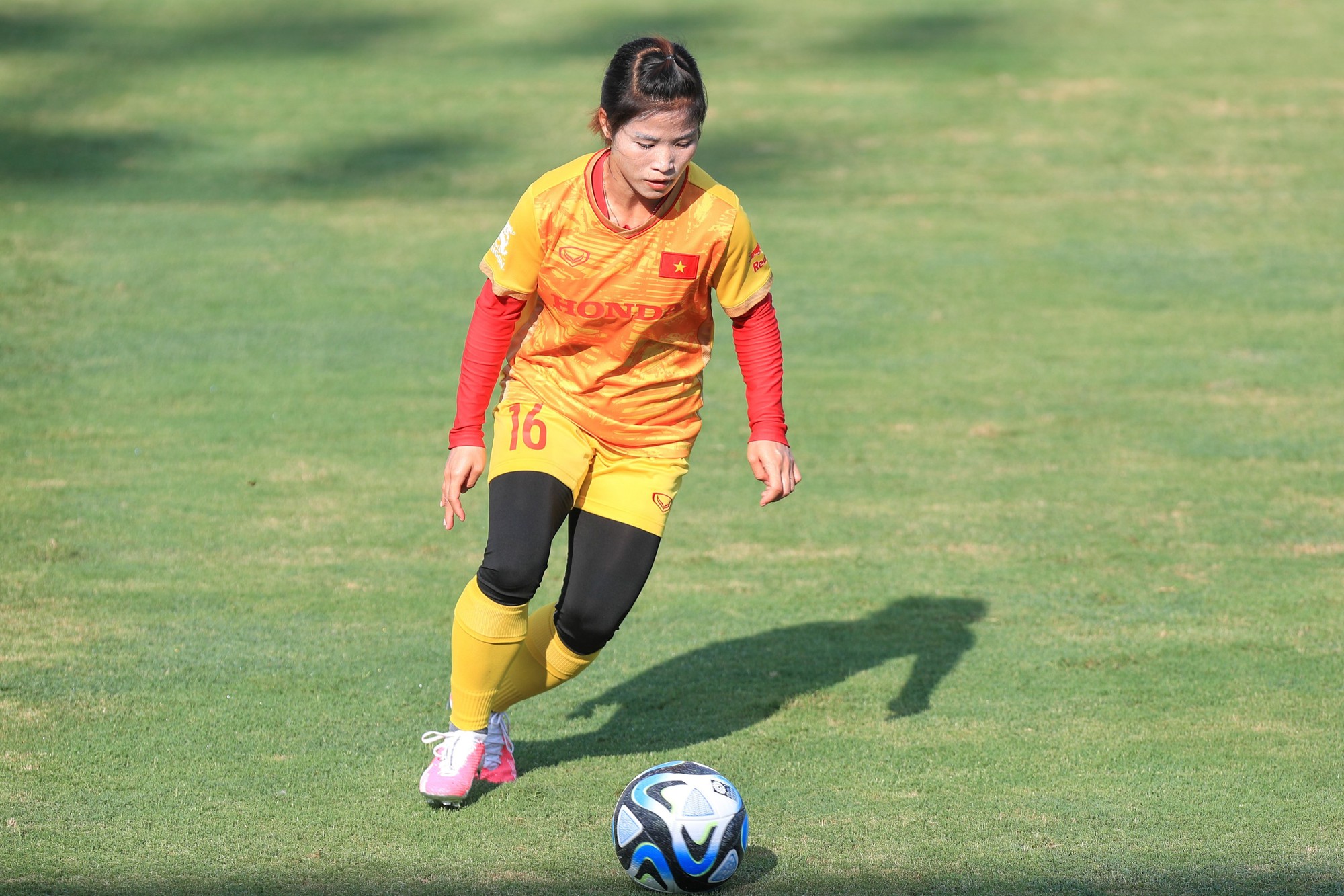 Dương Thị Vân nhỏ con nhưng là động cơ dọn dẹp cần mẫn của đội tuyển nữ Việt Nam