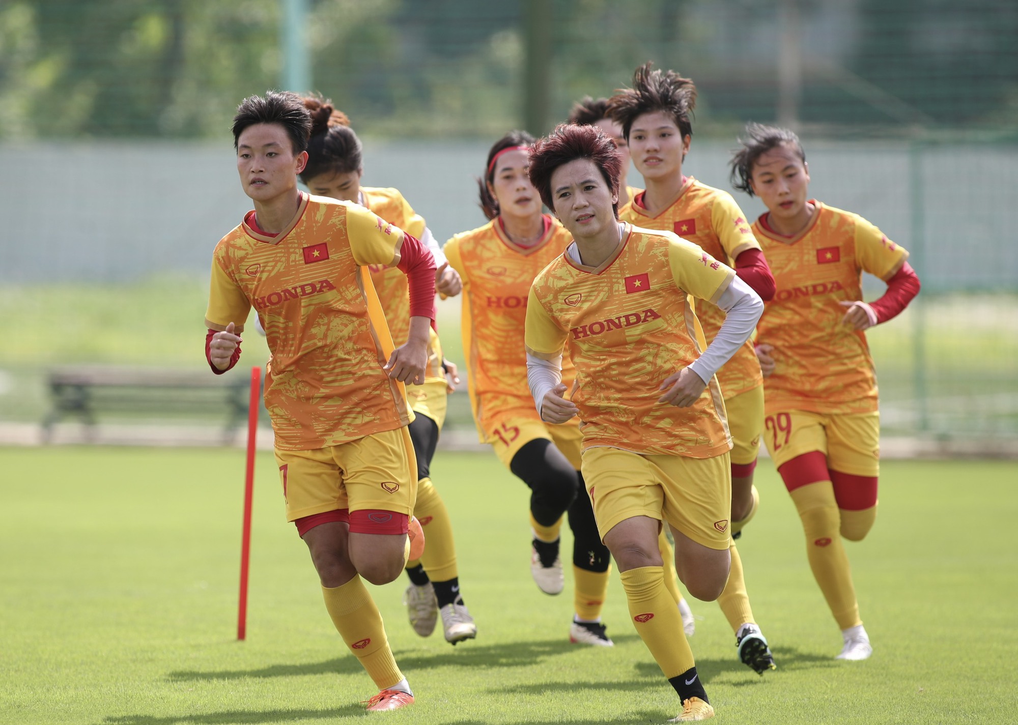 Hải Linh (bìa trái) đang trưởng thành rõ rệt trong màu áo đội tuyển nữ Việt Nam