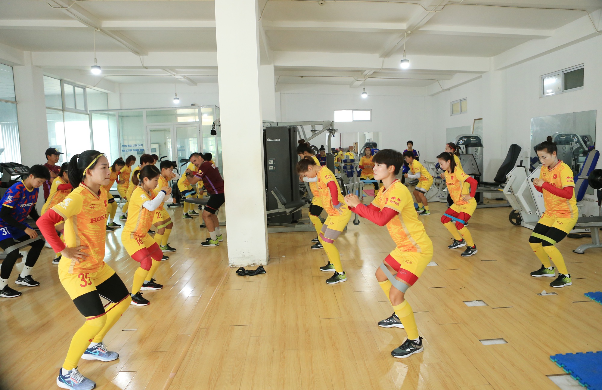 Đội tuyển nữ Việt Nam tập gym ở VFF