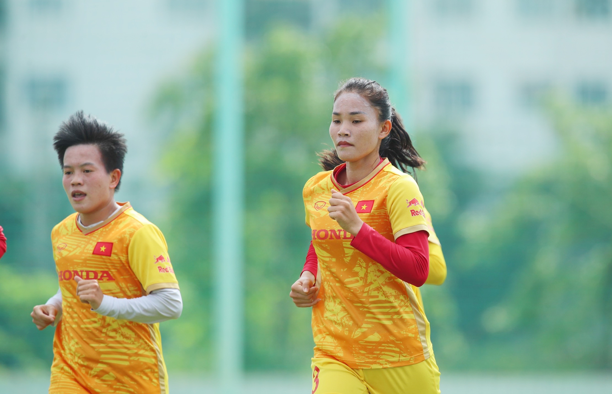 Trung vệ Chương Thị Kiều tập luyện trong màu áo đội tuyển nữ Việt Nam