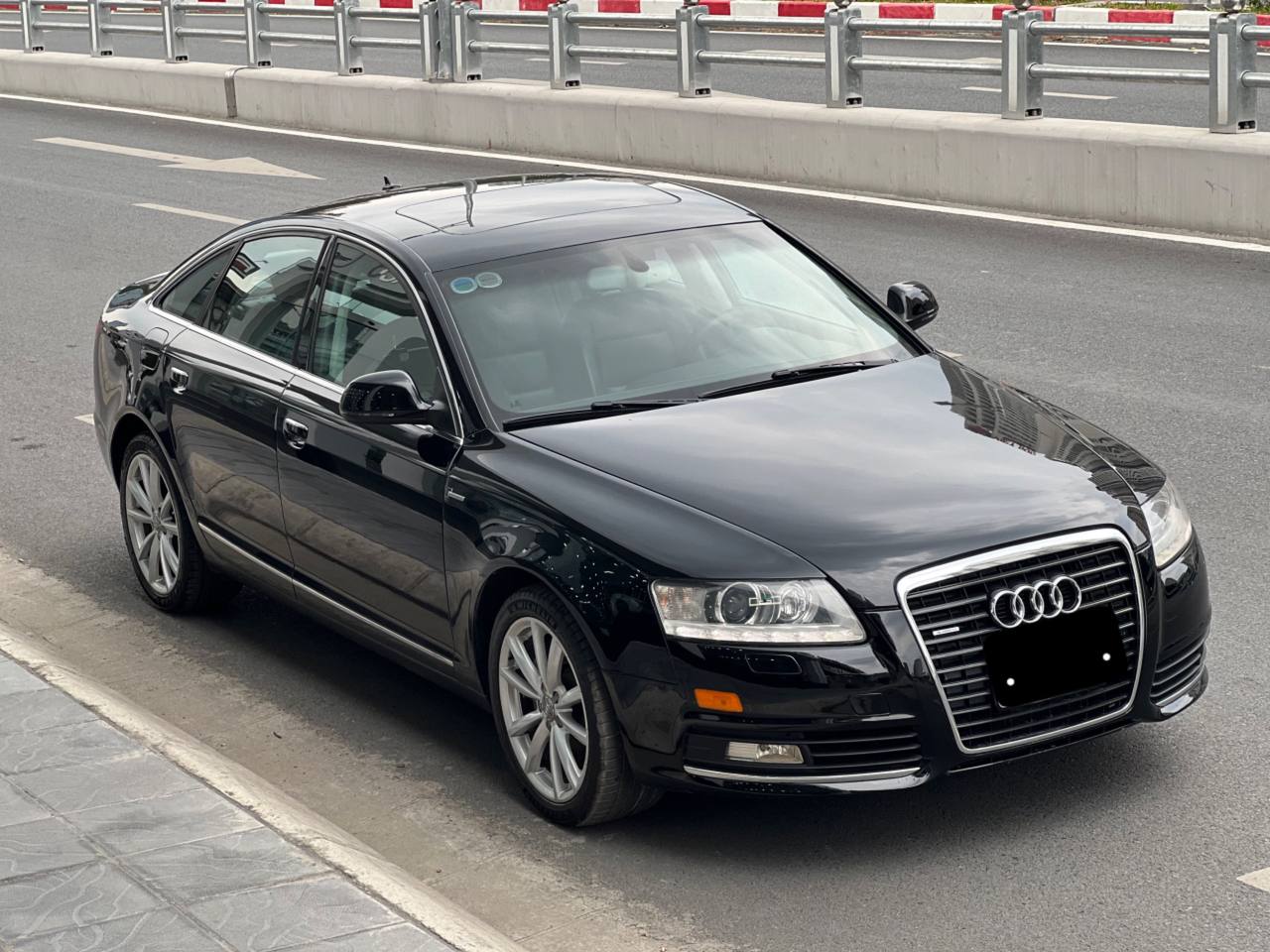 Audi A6 giá ngang Toyota Wigo sau 13 năm sử dụng - Ảnh 1. Audi A6 giá ngang Toyota Wigo sau 13 năm sử dụng - Ảnh 1.