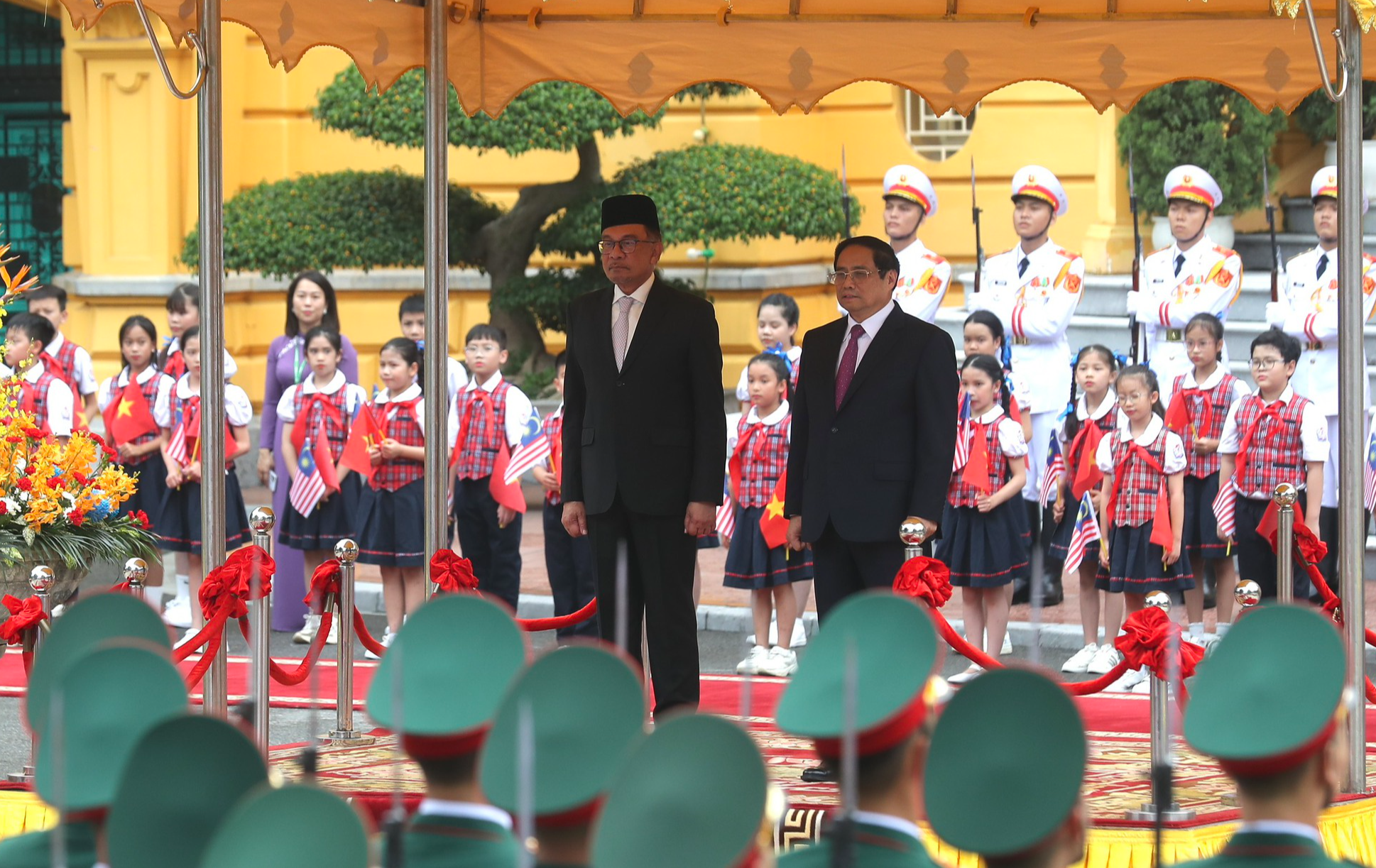 Thủ tướng Phạm Minh Chính chủ trì lễ đón Thủ tướng Malaysia Anwar Ibrahim - Ảnh 1.