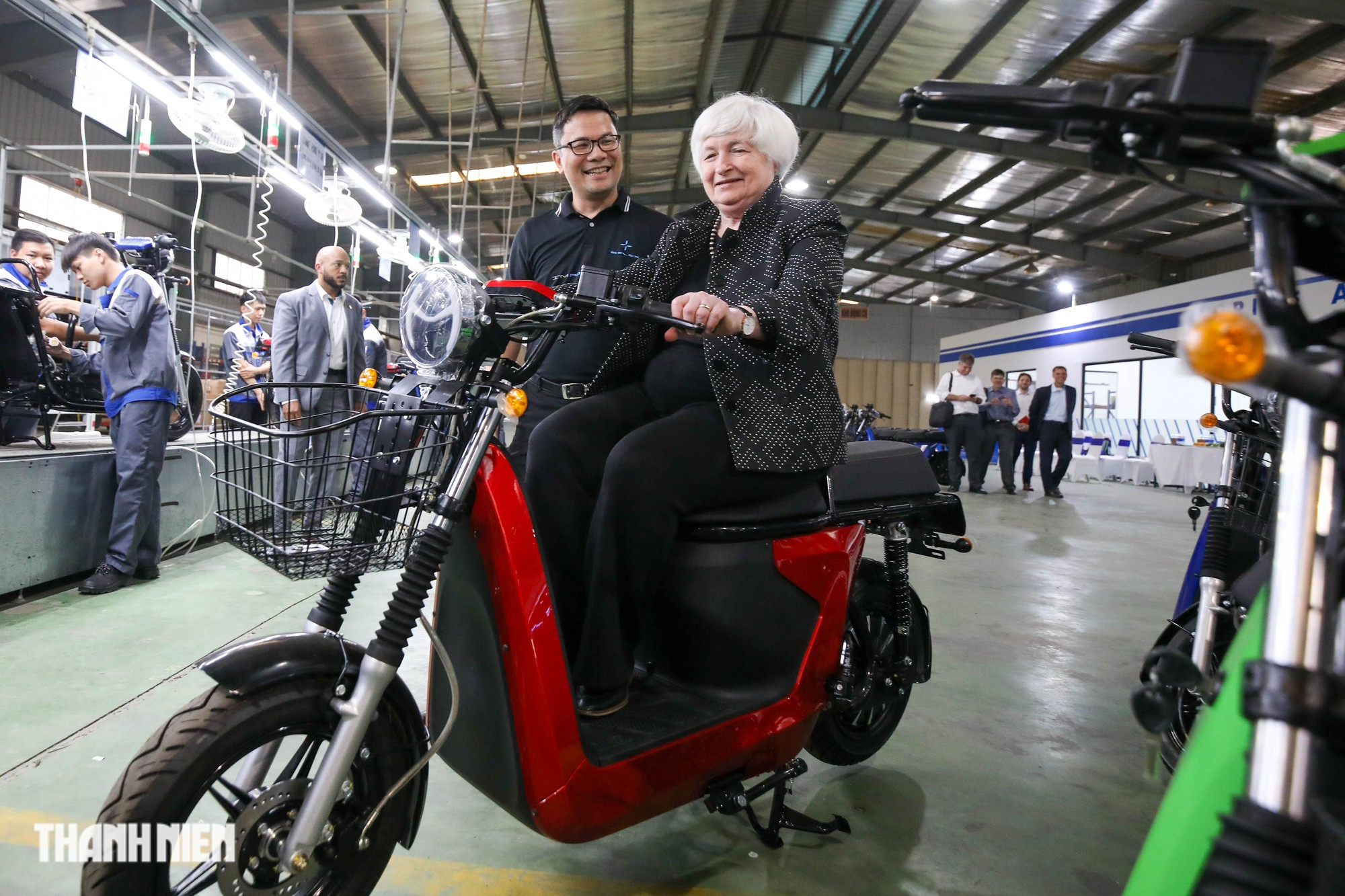 Bộ trưởng Tài chính Mỹ Janet Yellen thích thú với xe máy điện &quot;Made in Vietnam&quot; - Ảnh 1.