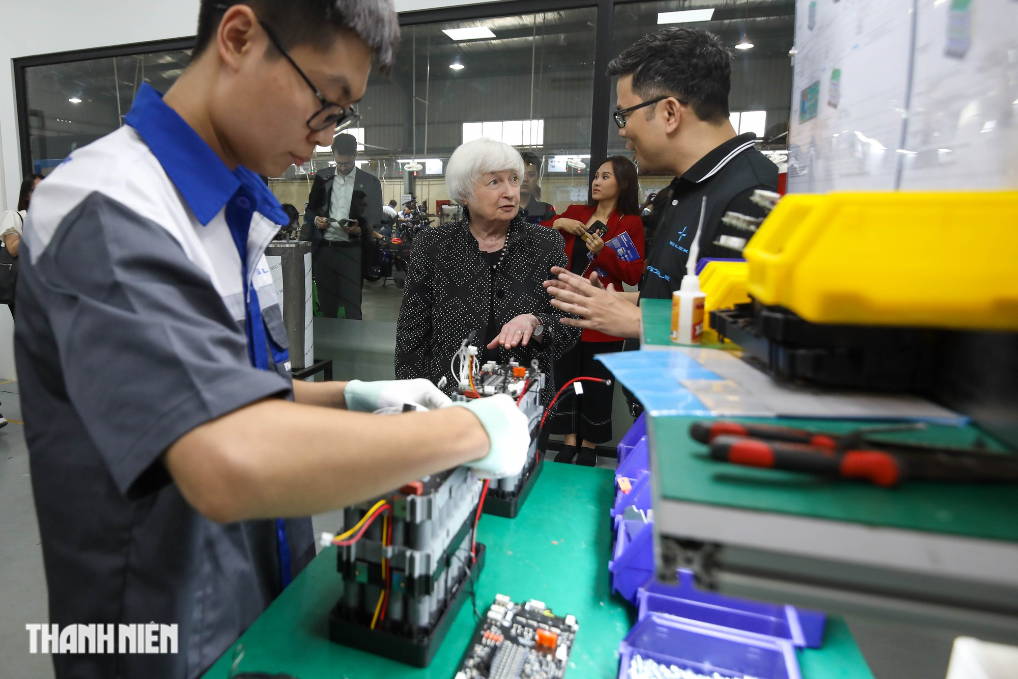 Bộ trưởng Tài chính Mỹ Janet Yellen thích thú với xe máy điện &quot;Made in Vietnam&quot; - Ảnh 2.