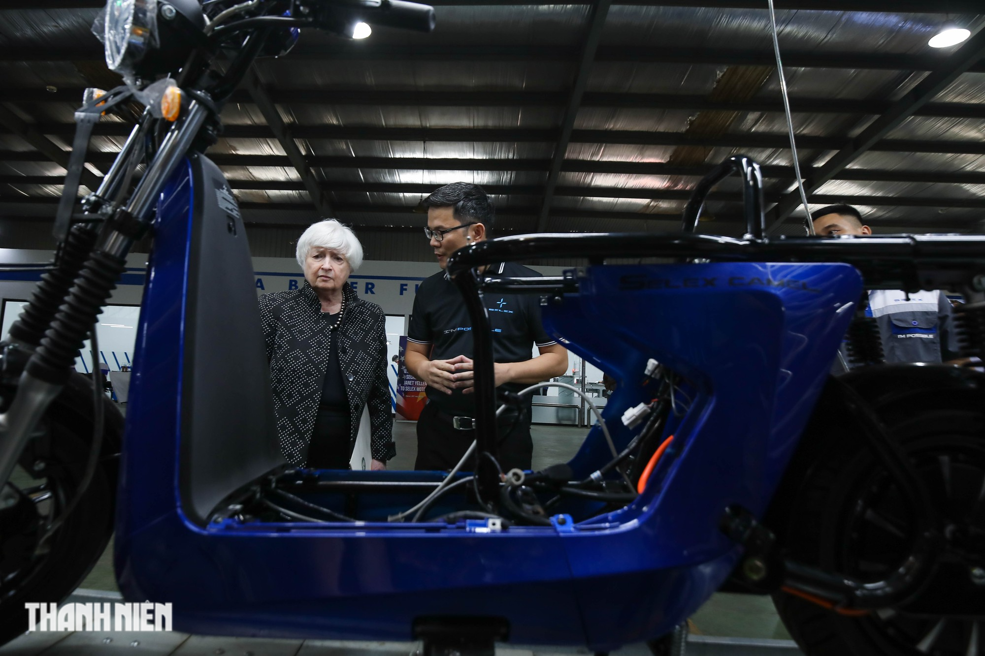 Bộ trưởng Tài chính Mỹ Janet Yellen thích thú với xe máy điện &quot;Made in Vietnam&quot; - Ảnh 3.