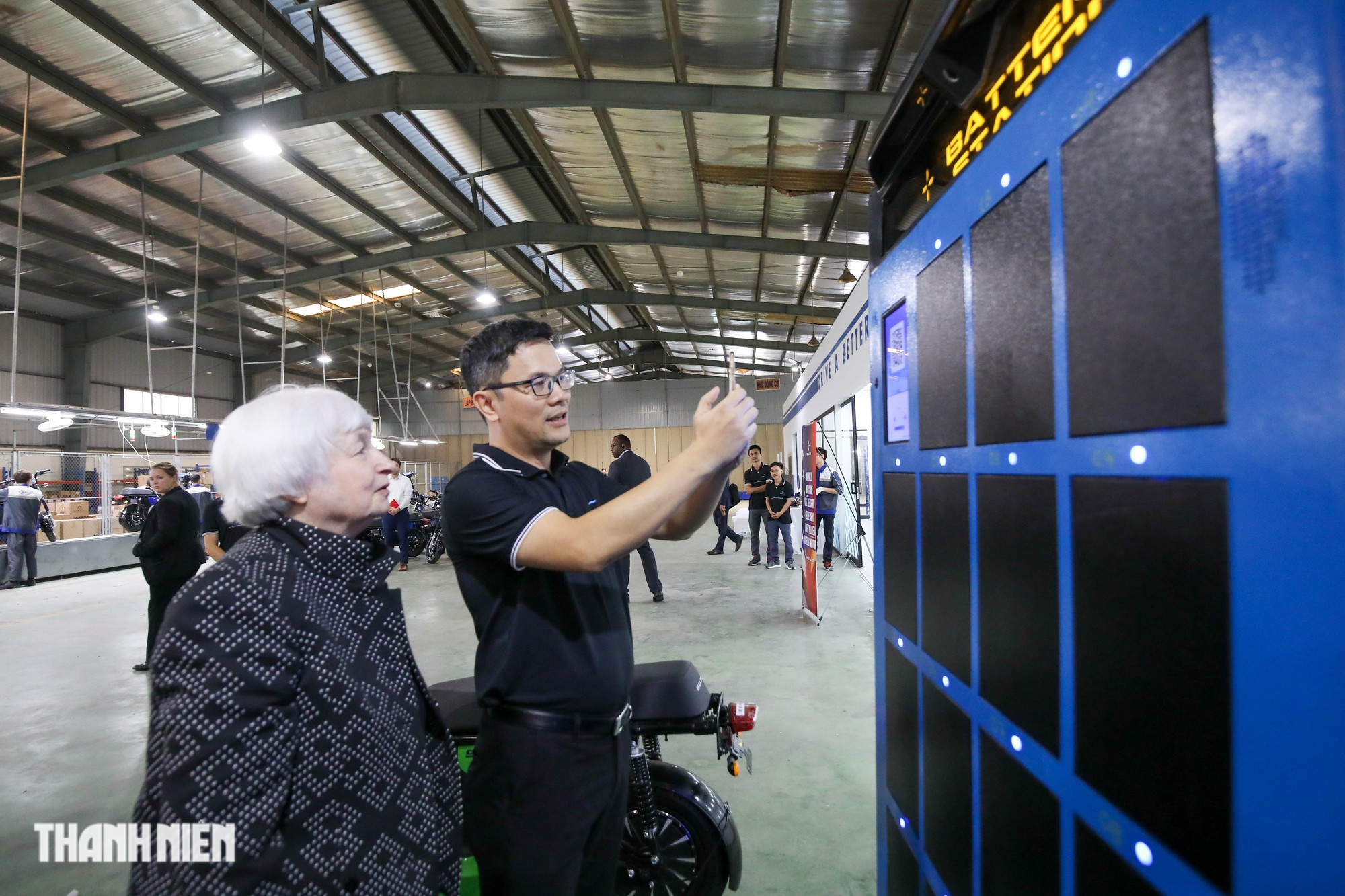 Bộ trưởng Tài chính Mỹ Janet Yellen thích thú với xe máy điện &quot;Made in Vietnam&quot; - Ảnh 5.